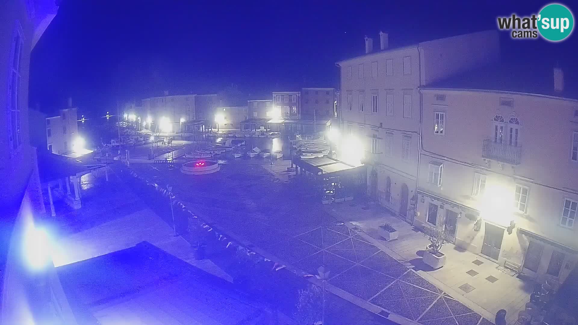 V ŽIVO spletna kamera Cres mesto – glavni trg in “mandrač” – otok Cres – Hrvaška