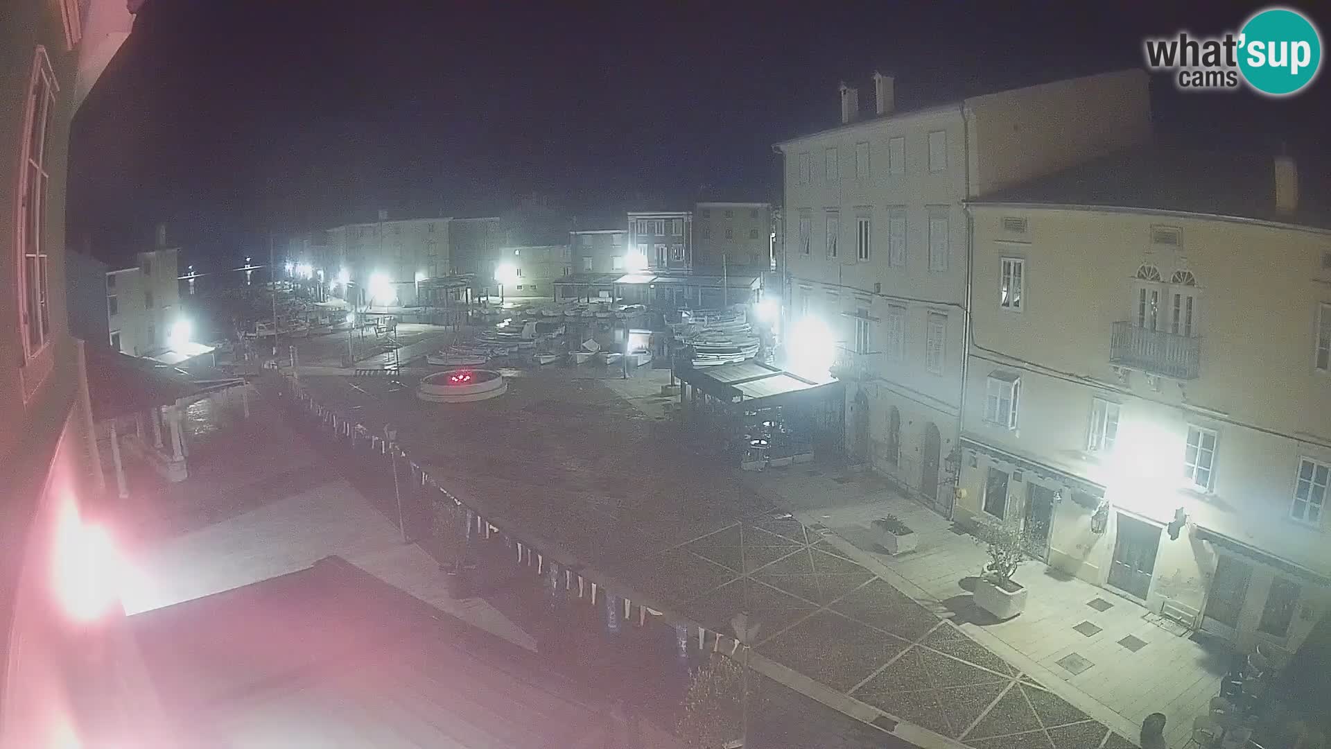 V ŽIVO spletna kamera Cres mesto – glavni trg in “mandrač” – otok Cres – Hrvaška