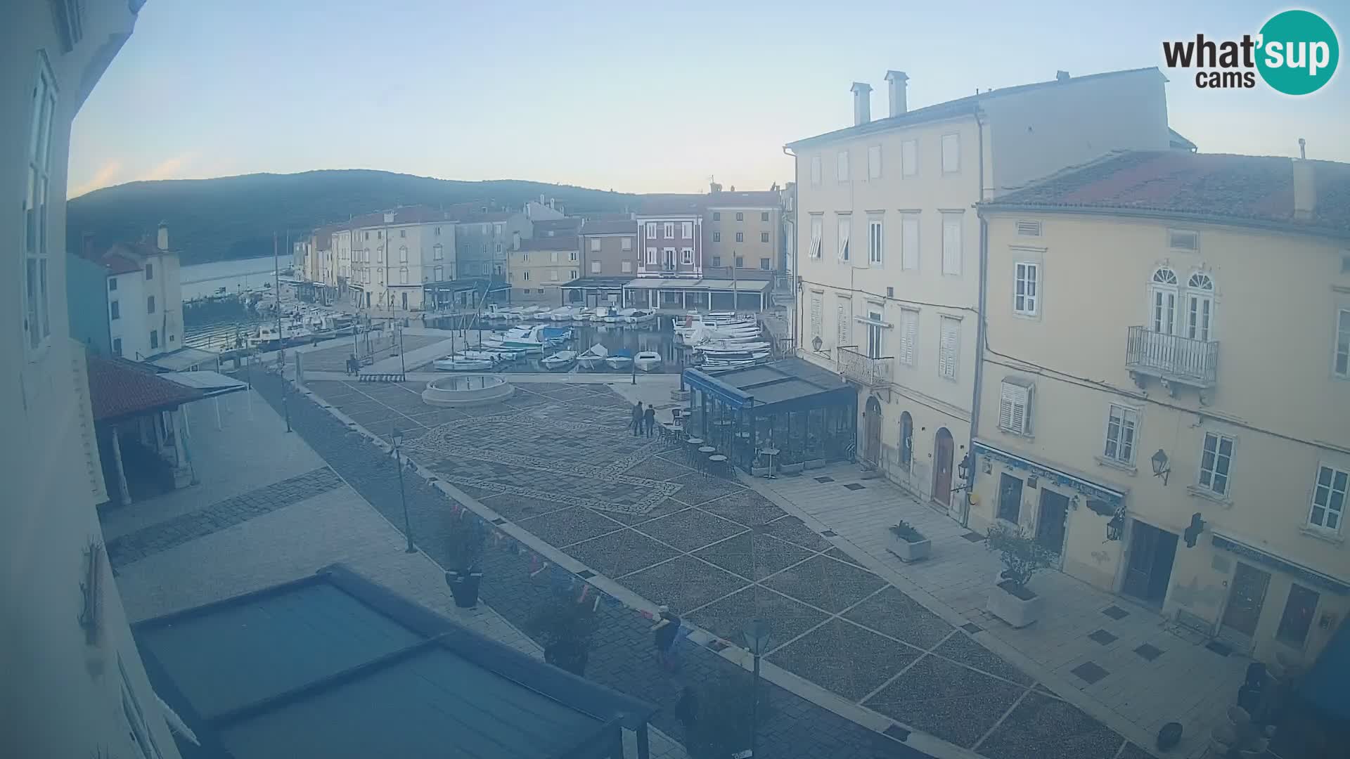 Web kamera Grad Cres – glavni trg i “mandrač” – otok Cres