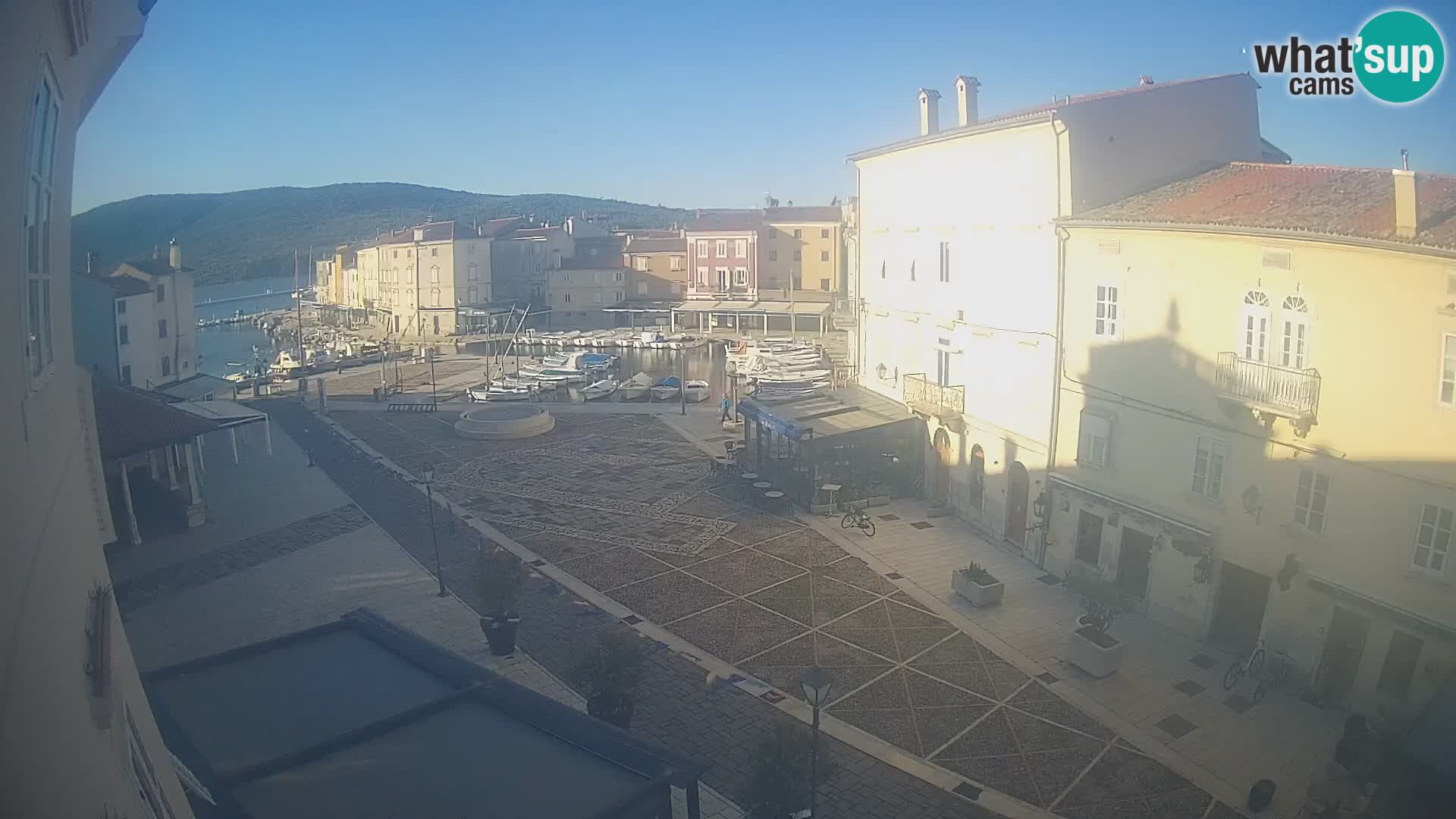 Web kamera Grad Cres – glavni trg i “mandrač” – otok Cres