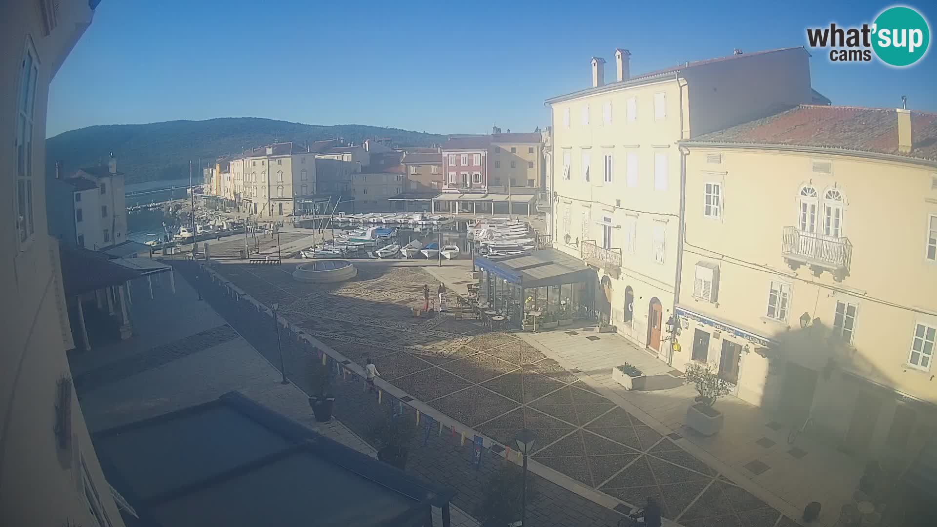 LIVE cam Cres city – place principale et “mandrač” – île de Cres – Croatie