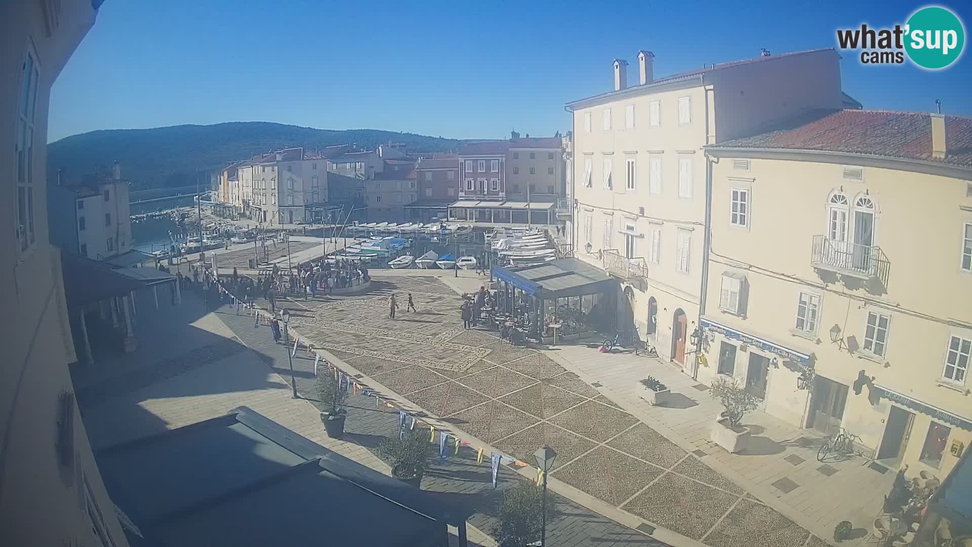 LIVE cam Cres city – place principale et “mandrač” – île de Cres – Croatie