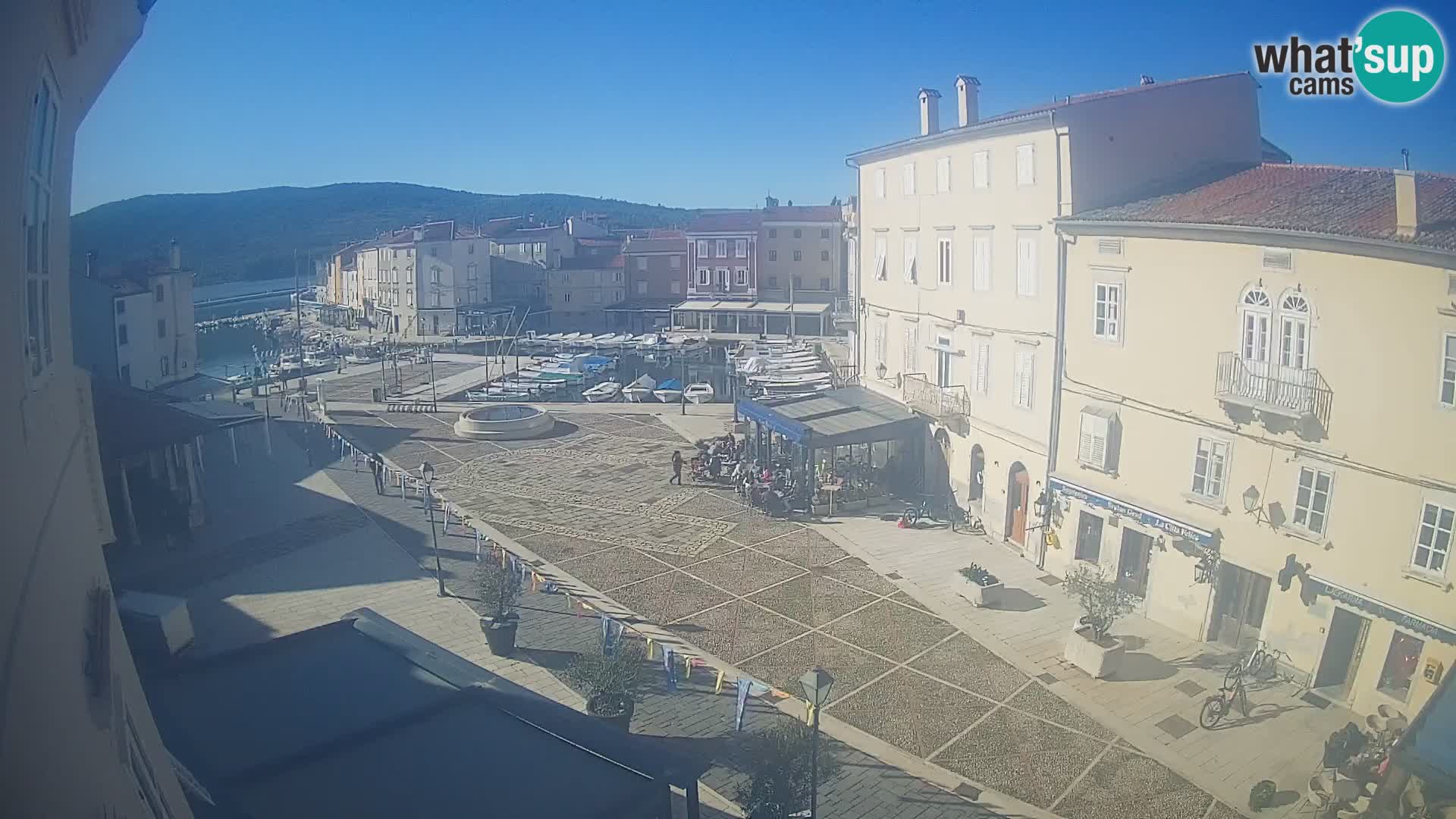 Web kamera Grad Cres – glavni trg i “mandrač” – otok Cres