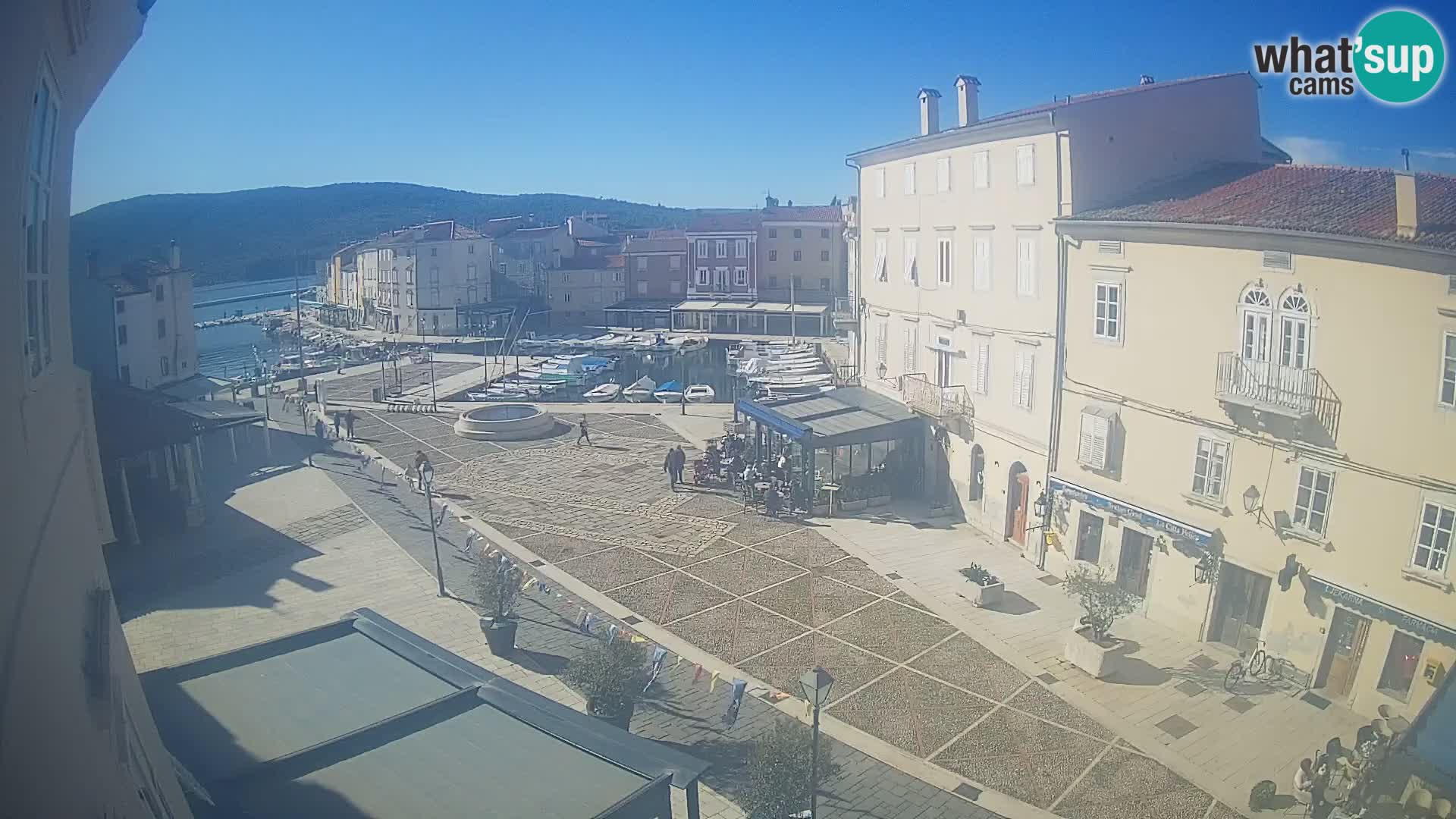 Cámara en vivo ciudad de Cres – plaza principal y “mandrač” – isla de Cres – Croacia