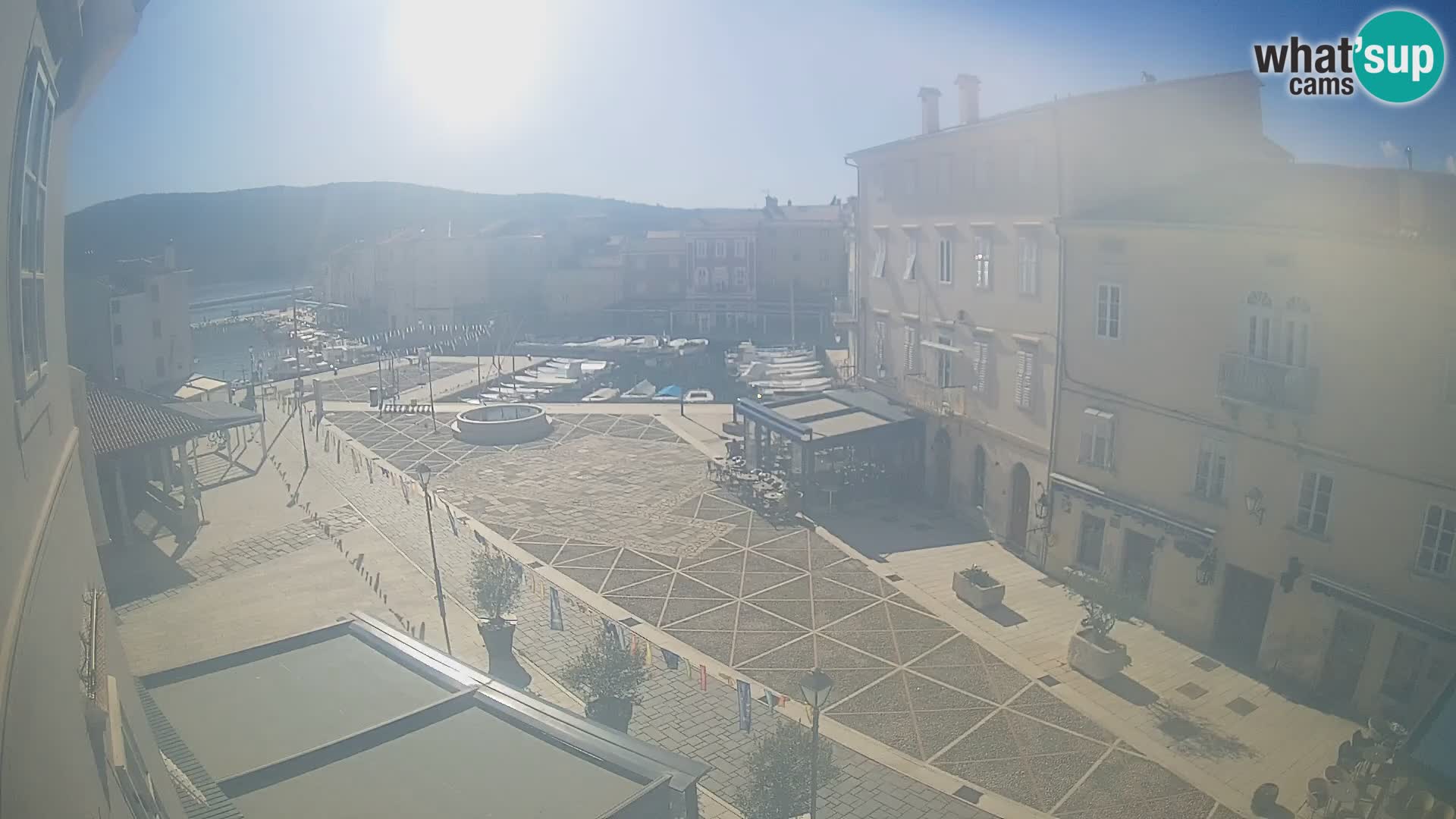 Web kamera Grad Cres – glavni trg i “mandrač” – otok Cres