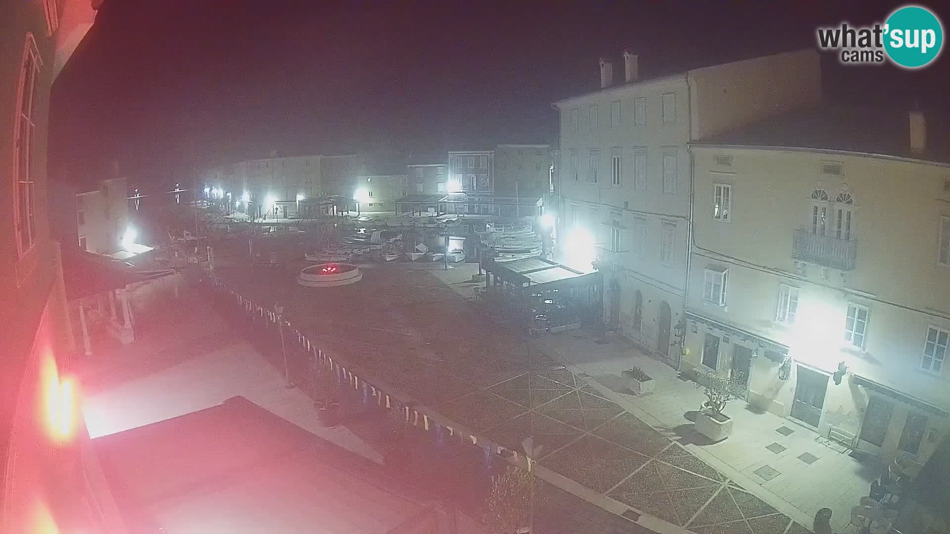 Web kamera Grad Cres – glavni trg i “mandrač” – otok Cres