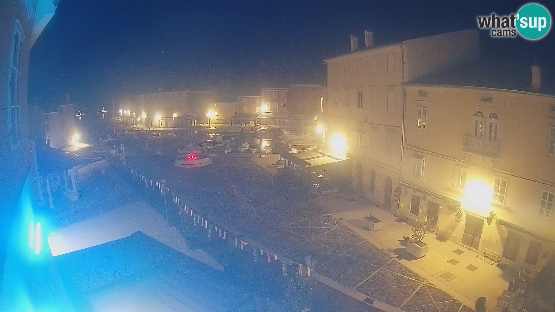 V ŽIVO spletna kamera Cres mesto – glavni trg in “mandrač” – otok Cres – Hrvaška