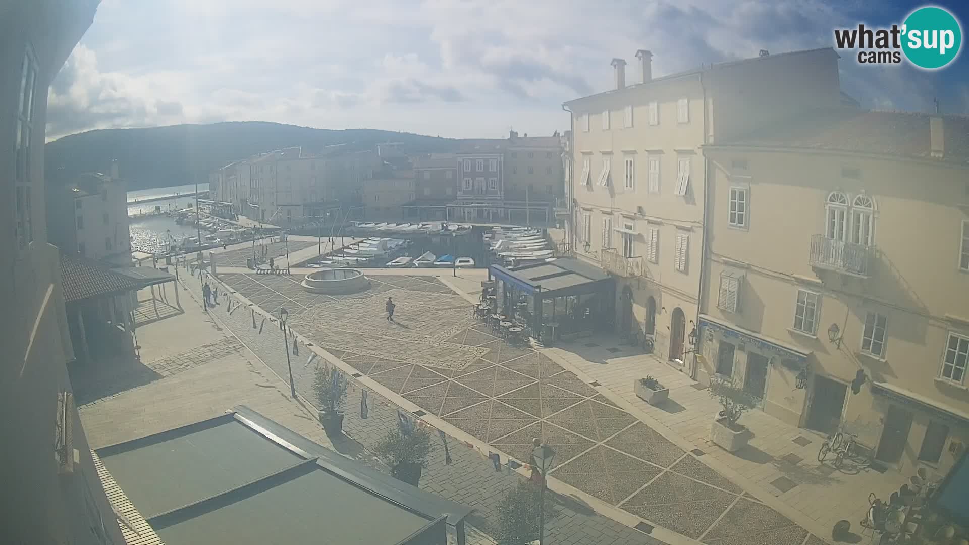 V ŽIVO spletna kamera Cres mesto – glavni trg in “mandrač” – otok Cres – Hrvaška