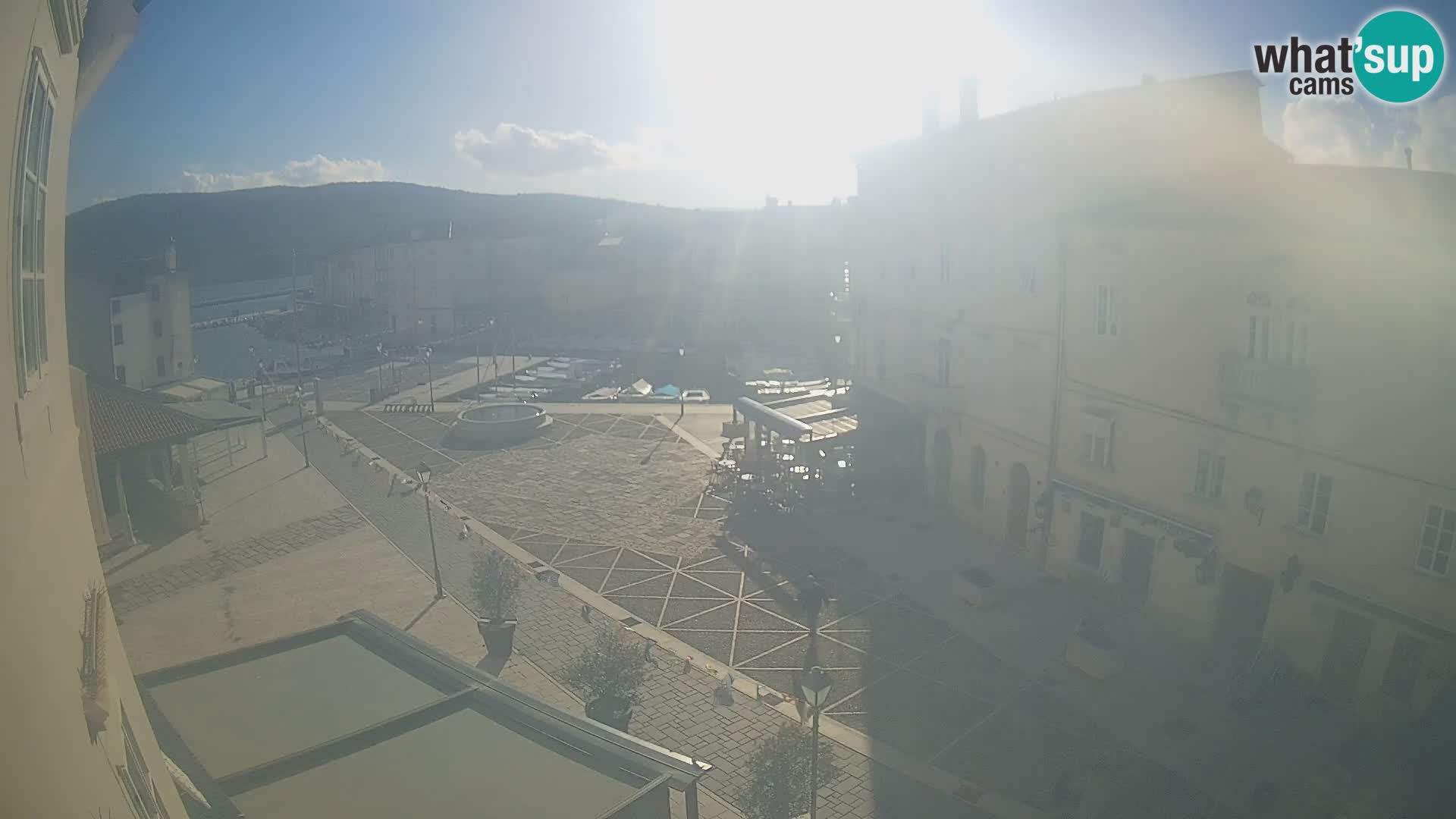 V ŽIVO spletna kamera Cres mesto – glavni trg in “mandrač” – otok Cres – Hrvaška