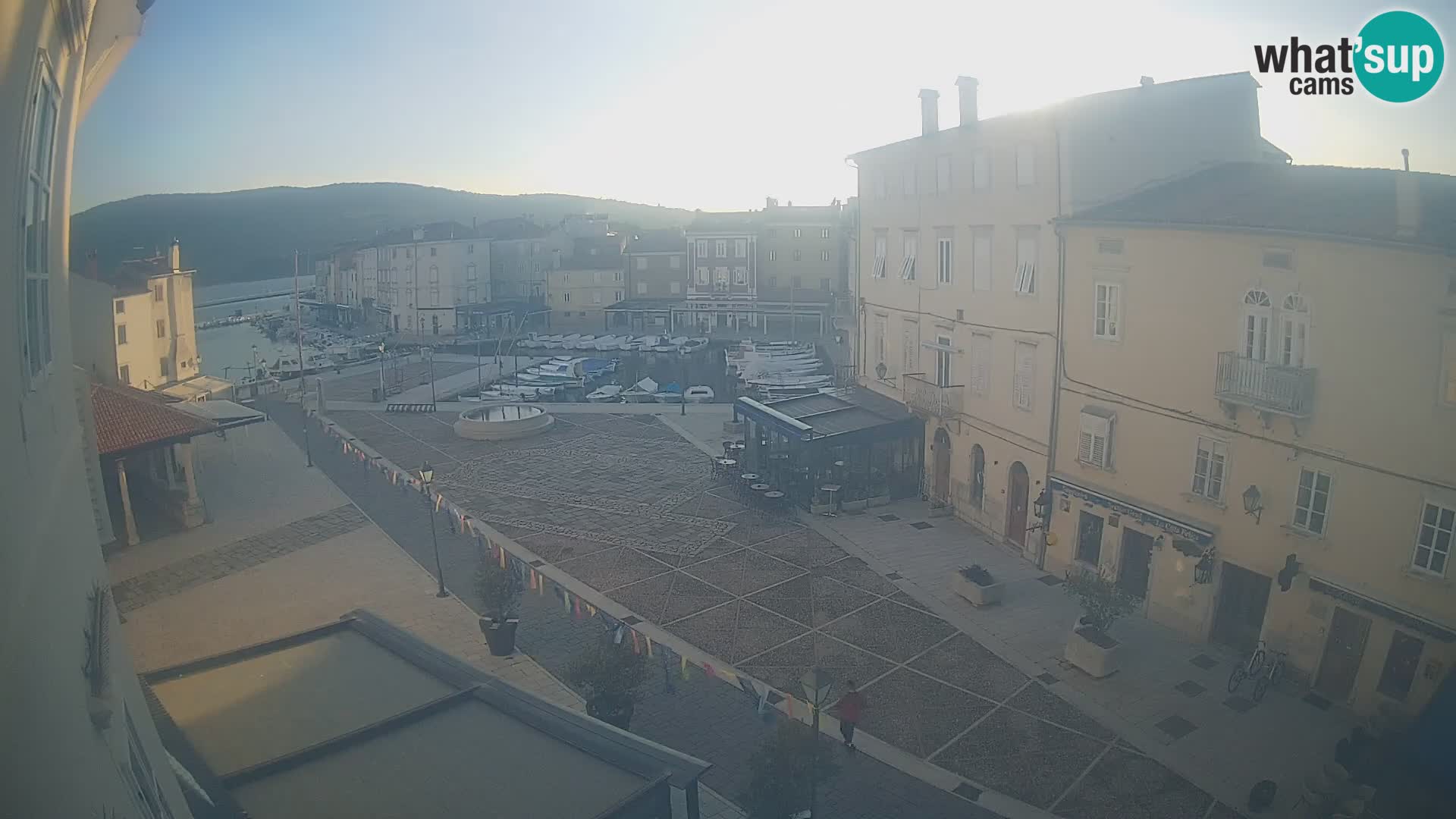 LIVE cam Cres city – place principale et “mandrač” – île de Cres – Croatie