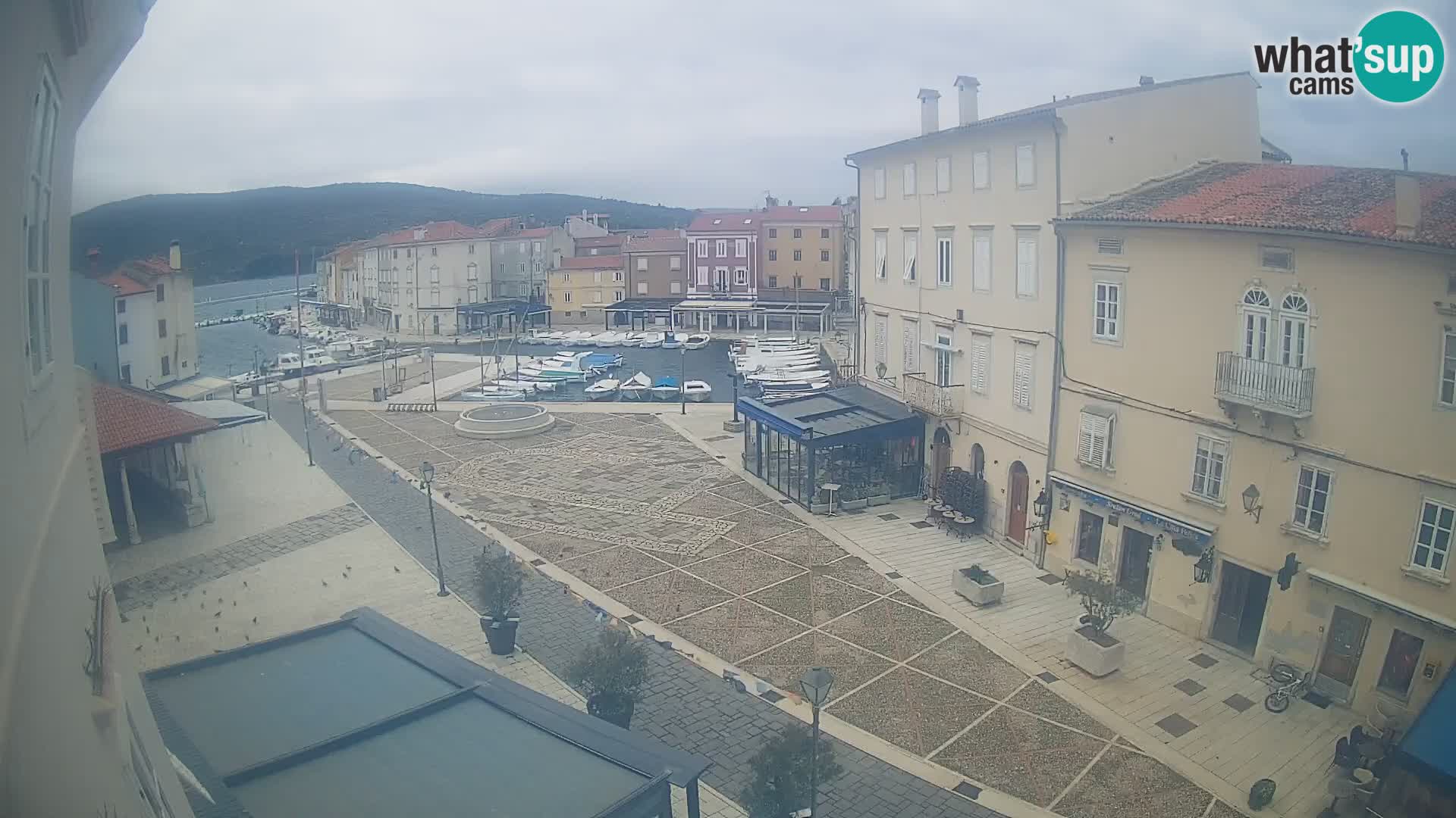Cámara en vivo ciudad de Cres – plaza principal y “mandrač” – isla de Cres – Croacia