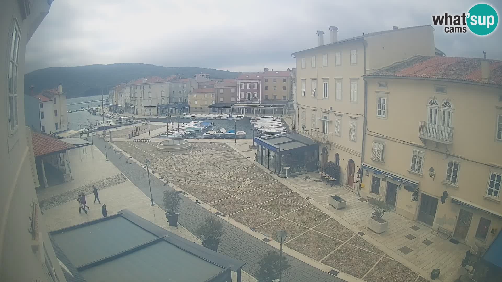 Cámara en vivo ciudad de Cres – plaza principal y “mandrač” – isla de Cres – Croacia