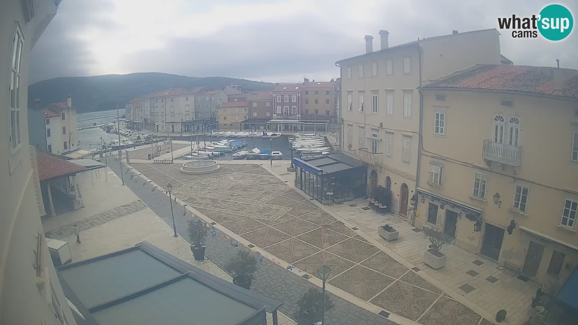 V ŽIVO spletna kamera Cres mesto – glavni trg in “mandrač” – otok Cres – Hrvaška