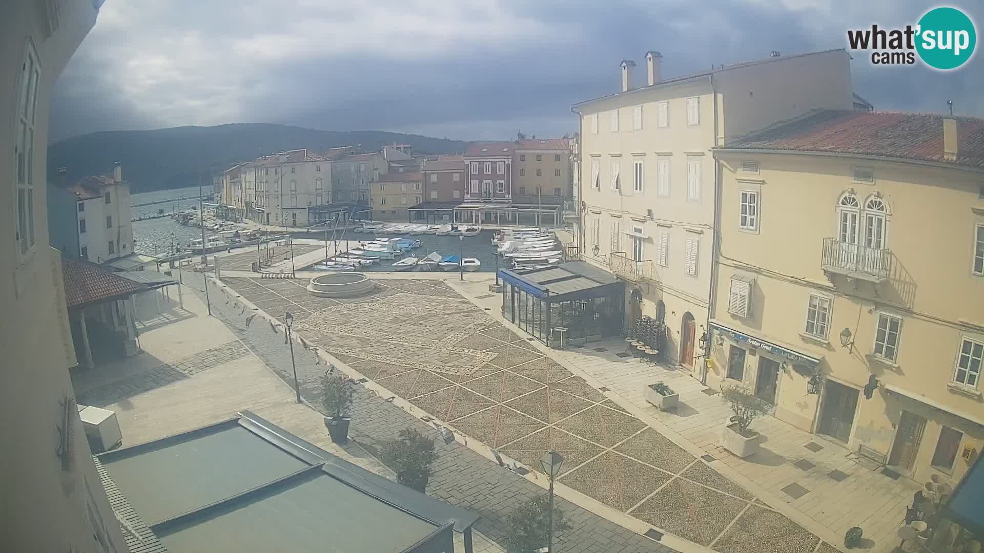 V ŽIVO spletna kamera Cres mesto – glavni trg in “mandrač” – otok Cres – Hrvaška