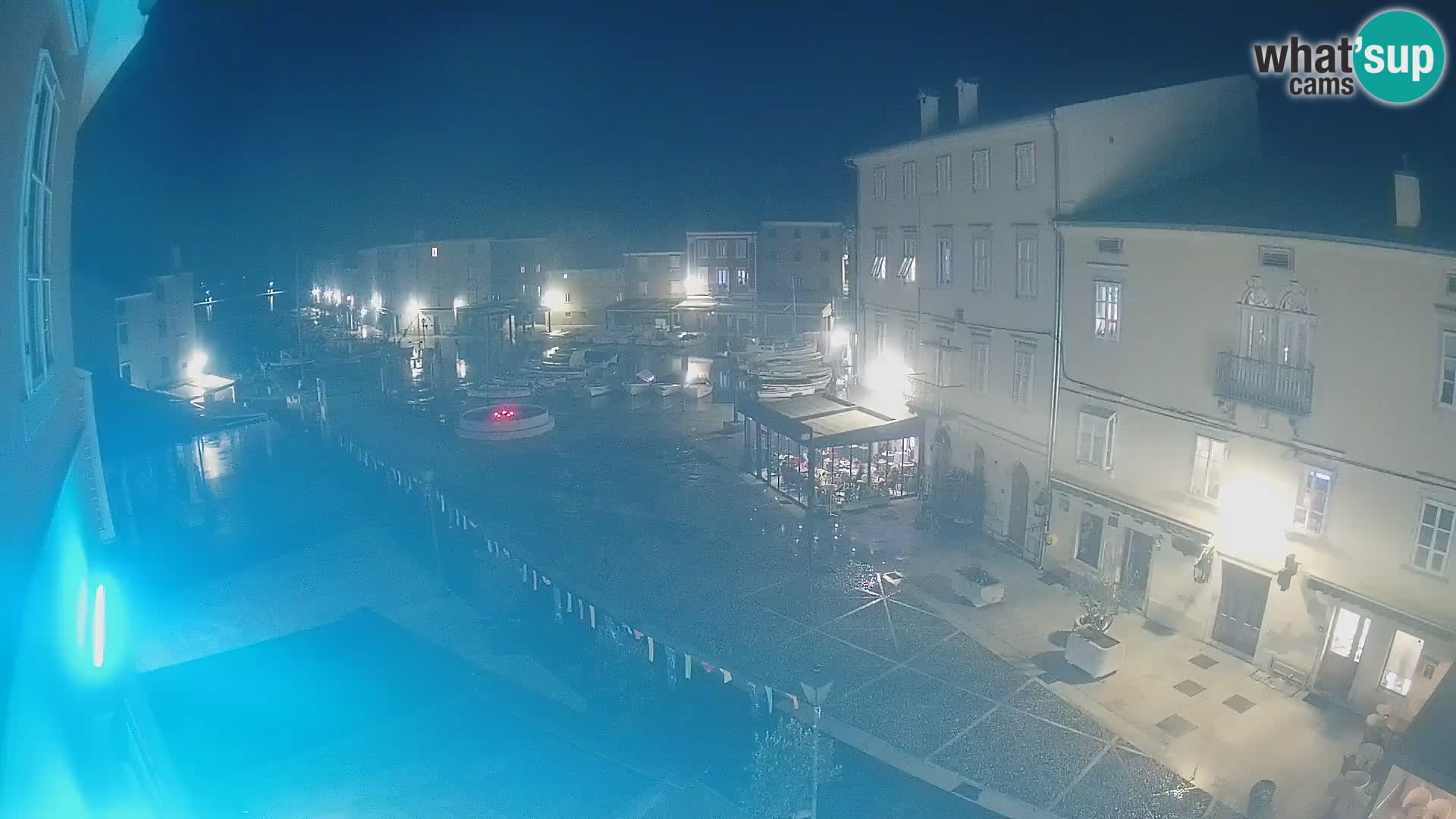 V ŽIVO spletna kamera Cres mesto – glavni trg in “mandrač” – otok Cres – Hrvaška