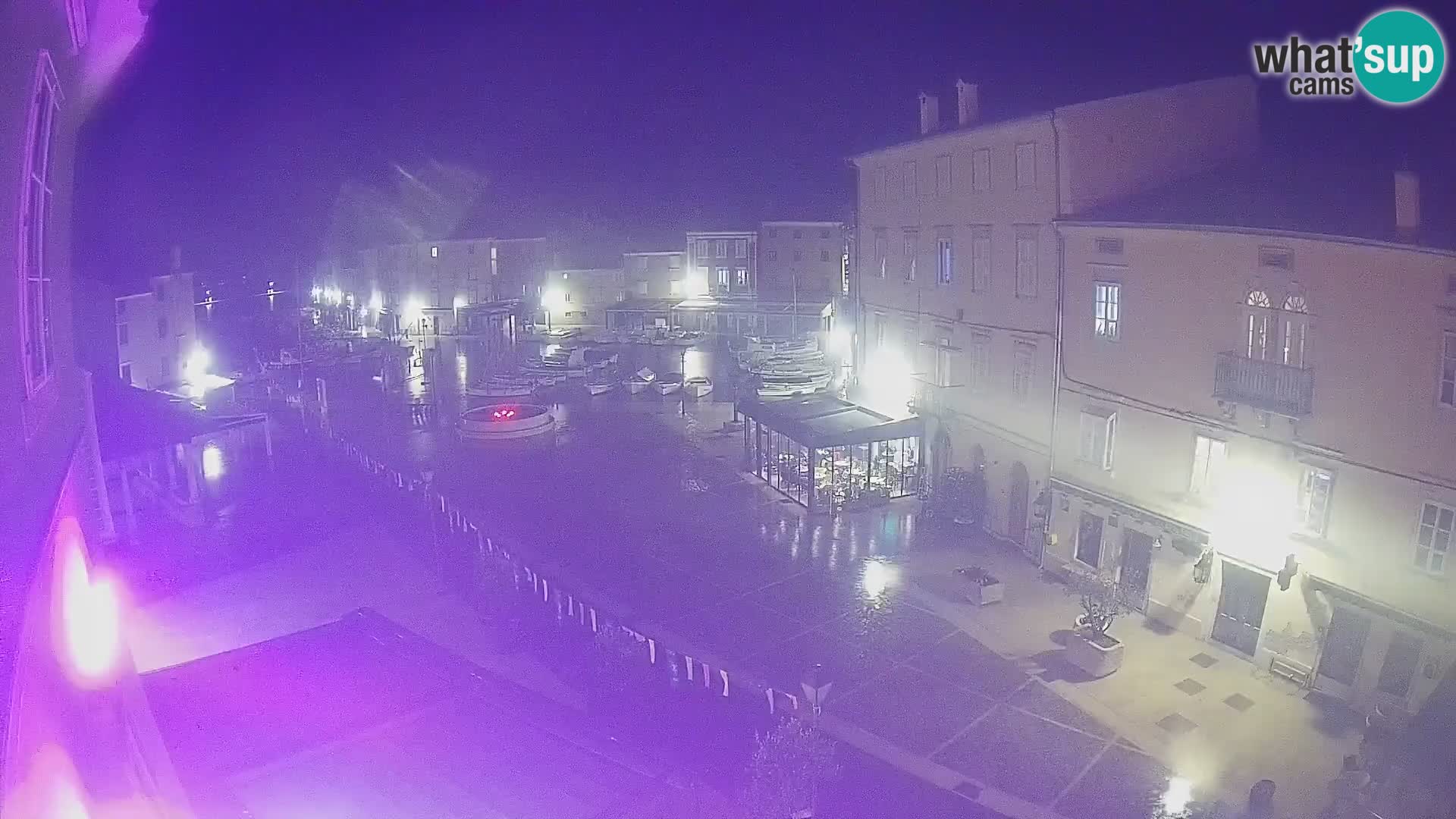 V ŽIVO spletna kamera Cres mesto – glavni trg in “mandrač” – otok Cres – Hrvaška