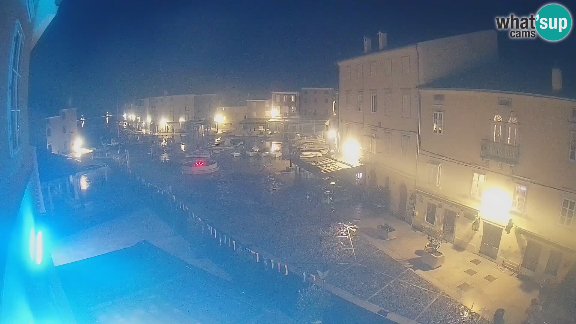 Kamera v ŽIVO Cres mesto – glavni trg in “mandrač” – otok Cres – Hrvaška