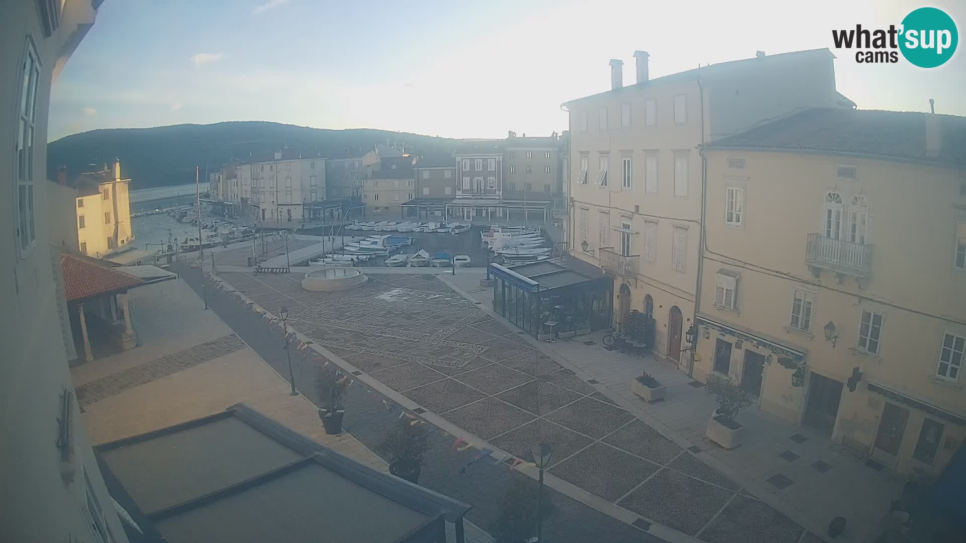 LIVE cam Cres city – place principale et “mandrač” – île de Cres – Croatie