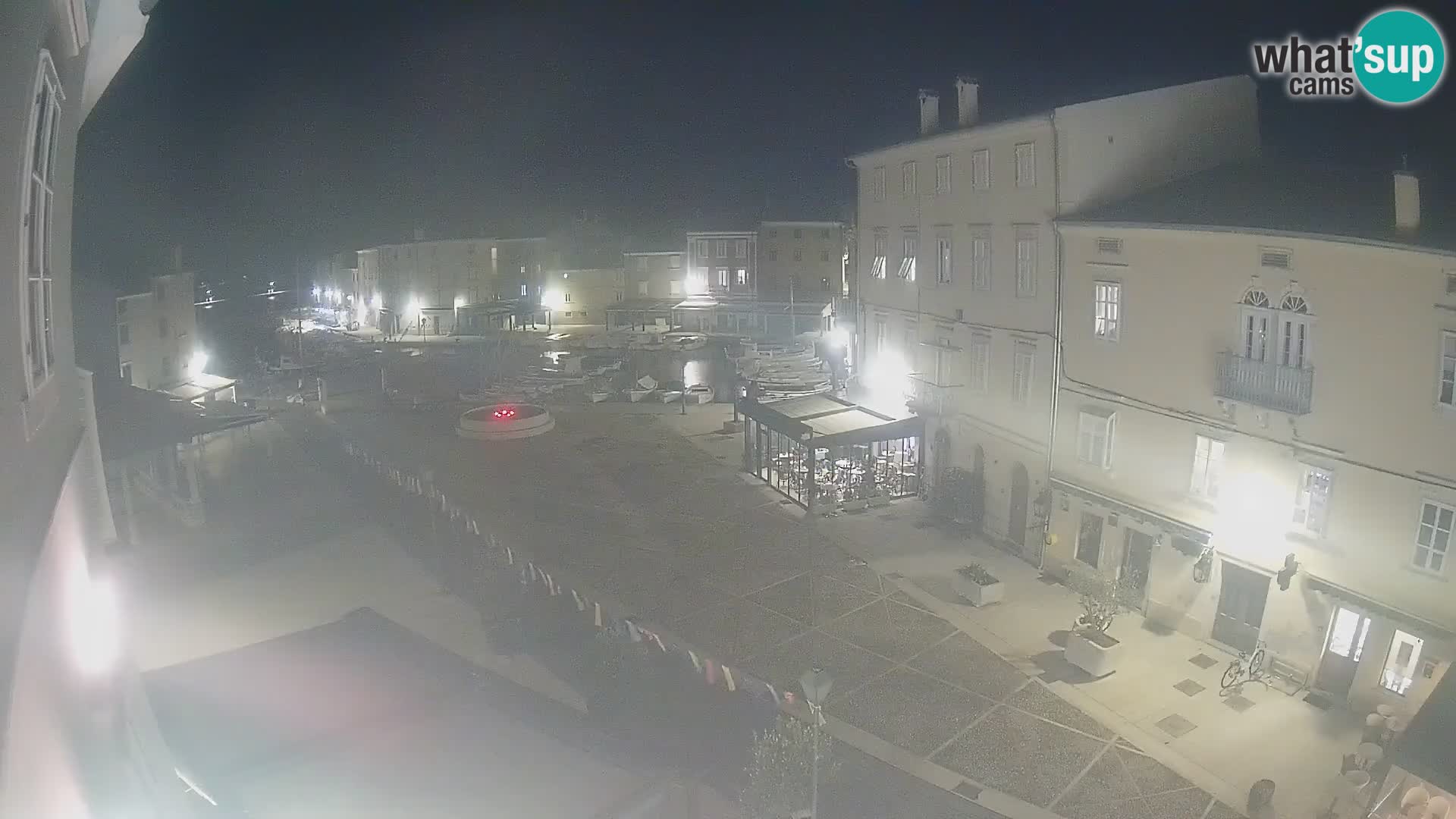 Web kamera Grad Cres – glavni trg i “mandrač” – otok Cres