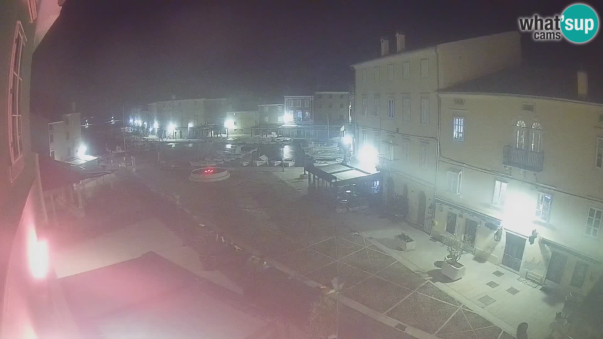 V ŽIVO spletna kamera Cres mesto – glavni trg in “mandrač” – otok Cres – Hrvaška