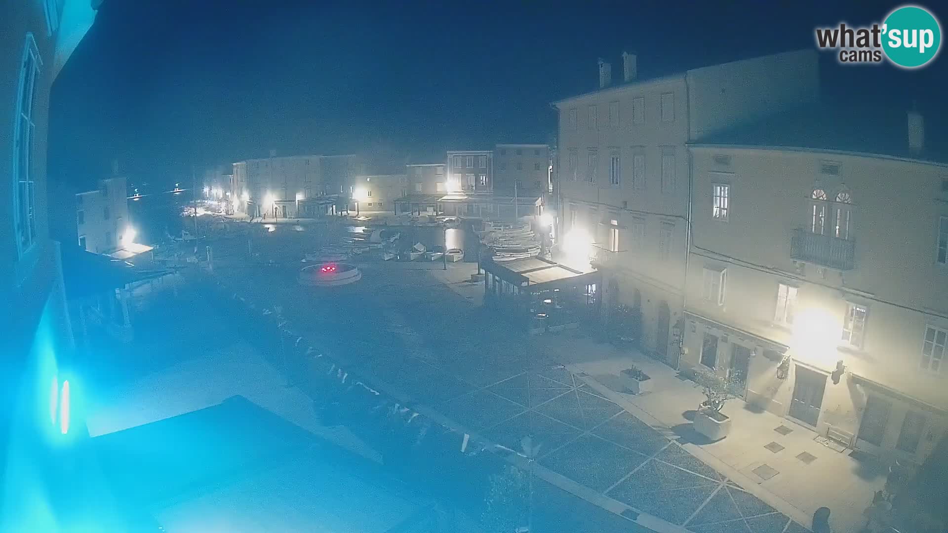 V ŽIVO spletna kamera Cres mesto – glavni trg in “mandrač” – otok Cres – Hrvaška