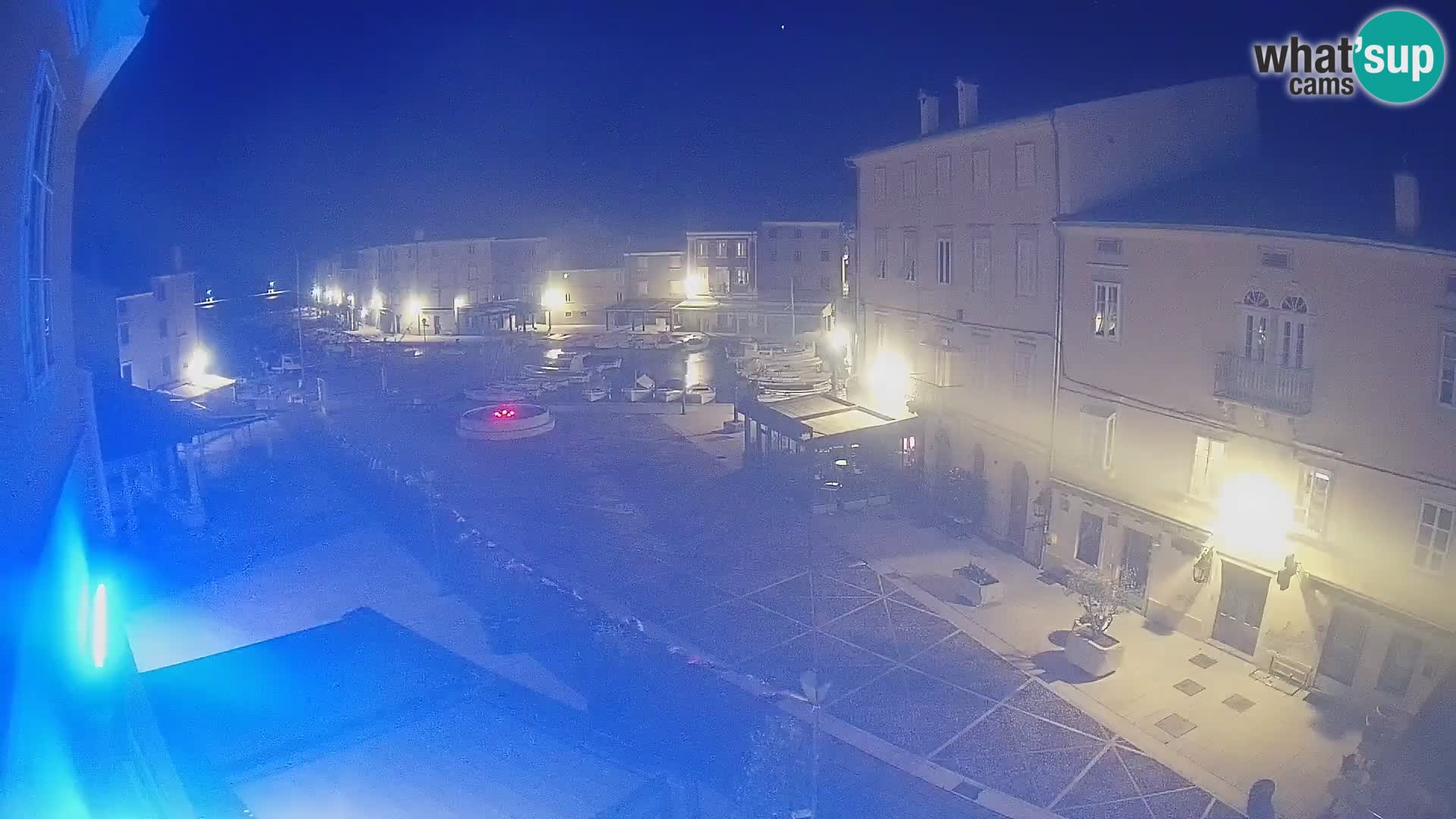 Web kamera Grad Cres – glavni trg i “mandrač” – otok Cres