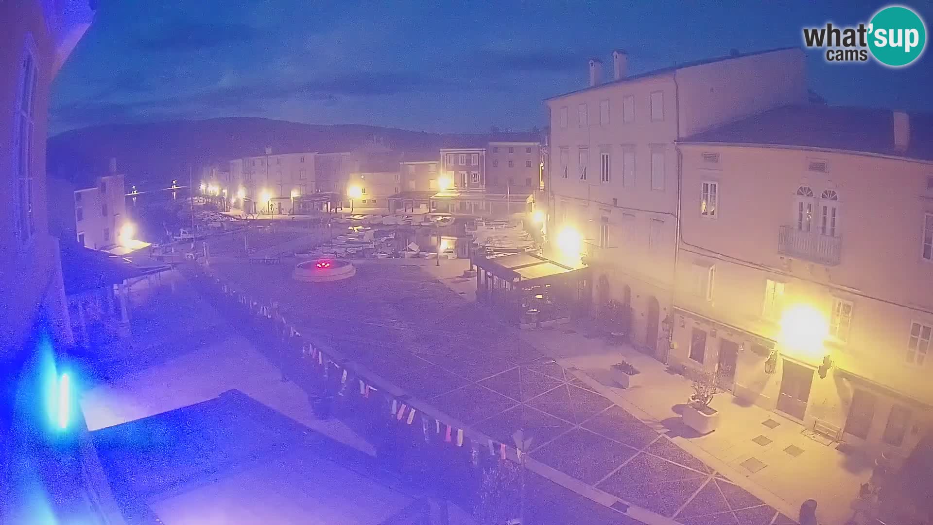 Kamera v ŽIVO Cres mesto – glavni trg in “mandrač” – otok Cres – Hrvaška