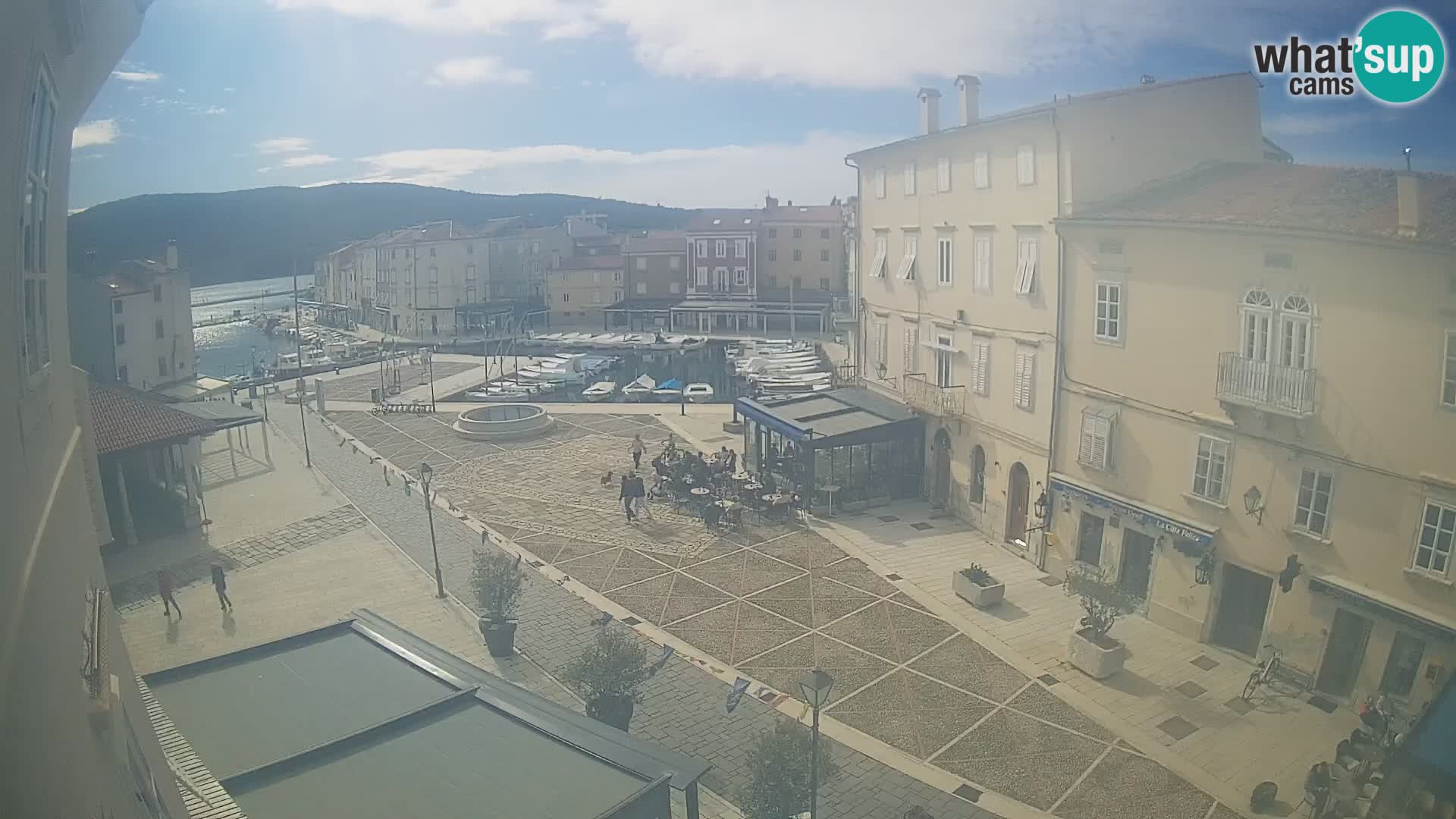 LIVE cam Cres city – place principale et “mandrač” – île de Cres – Croatie