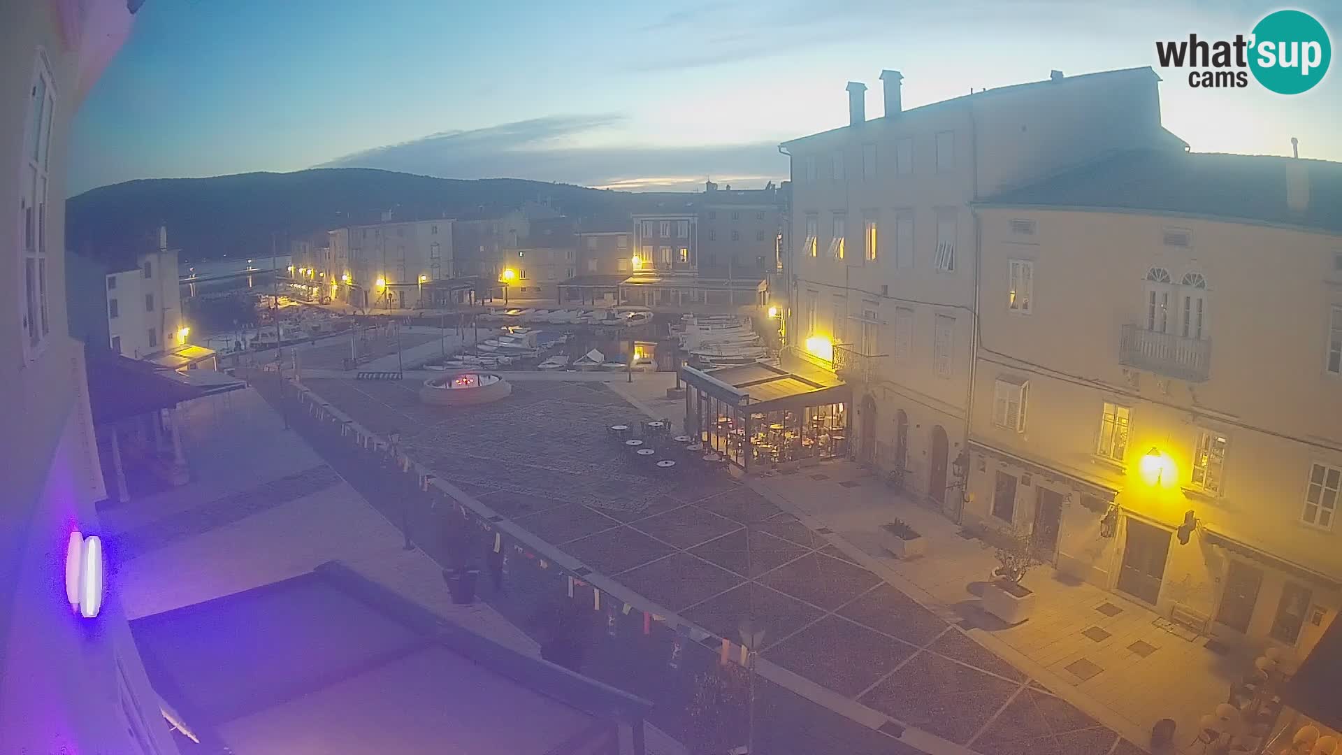 V ŽIVO spletna kamera Cres mesto – glavni trg in “mandrač” – otok Cres – Hrvaška