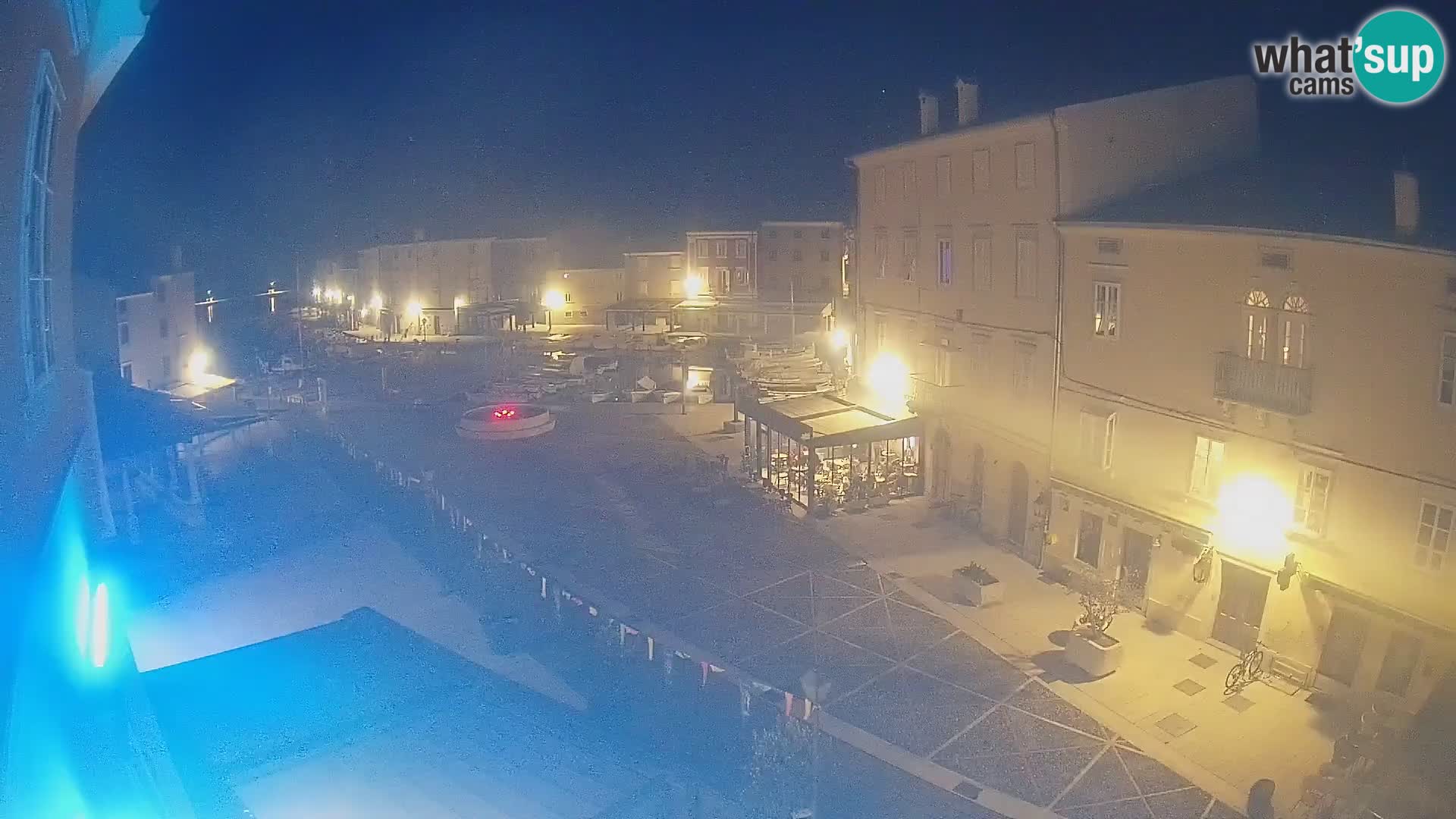 Kamera v ŽIVO Cres mesto – glavni trg in “mandrač” – otok Cres – Hrvaška