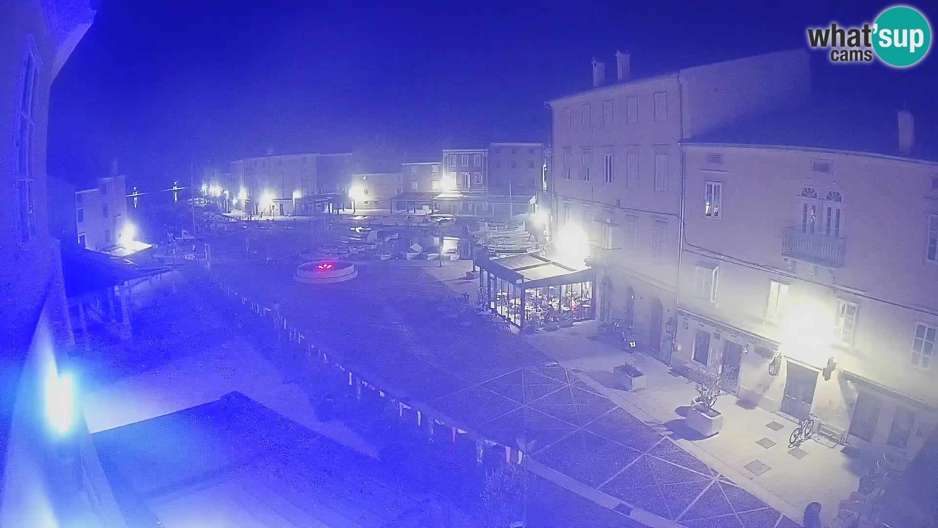 Kamera v ŽIVO Cres mesto – glavni trg in “mandrač” – otok Cres – Hrvaška