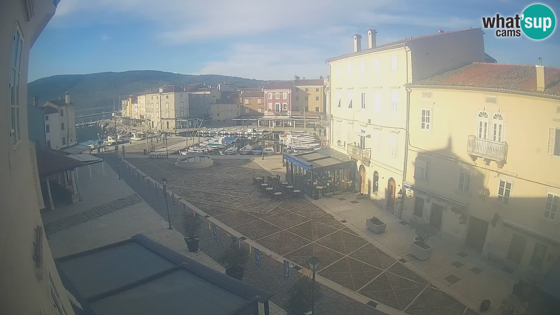 LIVE cam Cres city – place principale et « mandrač » – île de Cres – Croatie