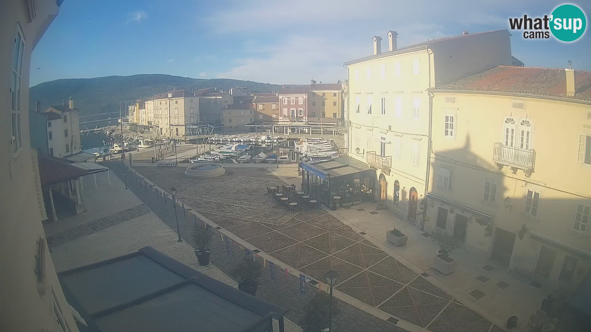 V ŽIVO spletna kamera Cres mesto – glavni trg in “mandrač” – otok Cres – Hrvaška