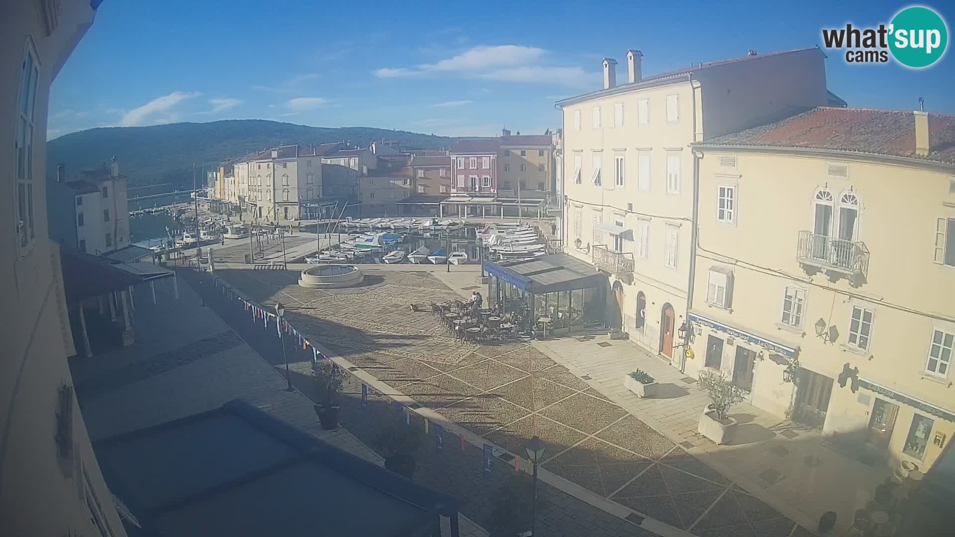 Cámara en vivo ciudad de Cres – plaza principal y “mandrač” – isla de Cres – Croacia