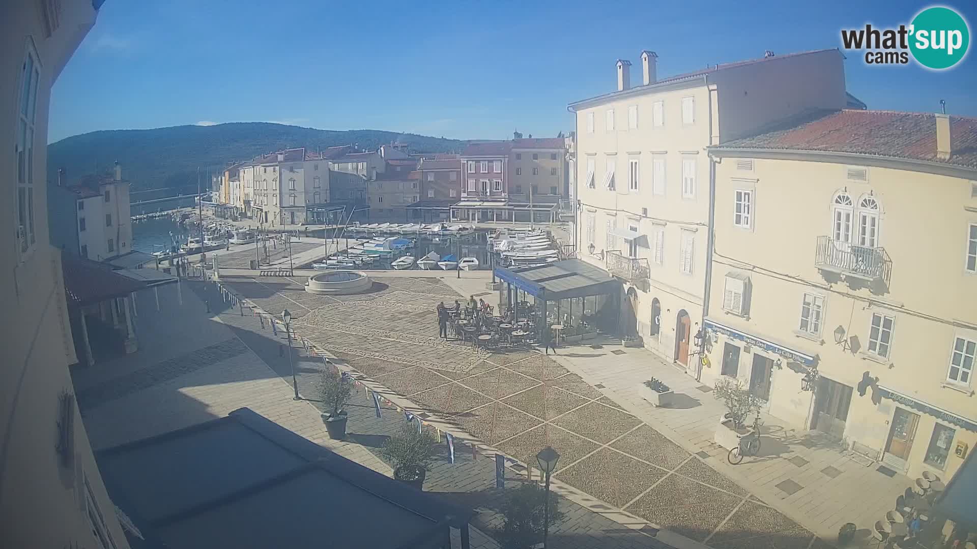 Web kamera Grad Cres – glavni trg i “mandrač” – otok Cres