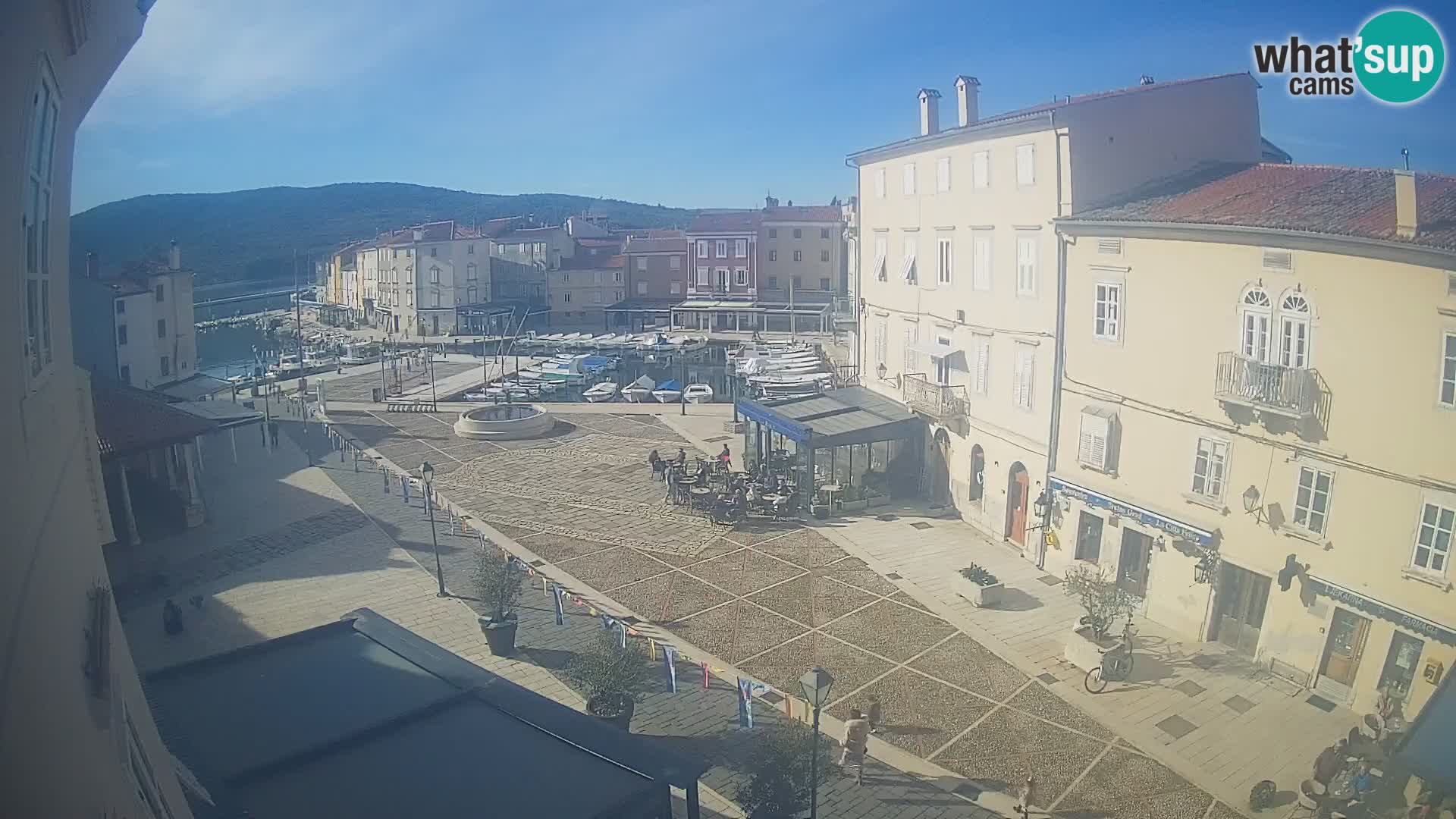 Web kamera Grad Cres – glavni trg i “mandrač” – otok Cres