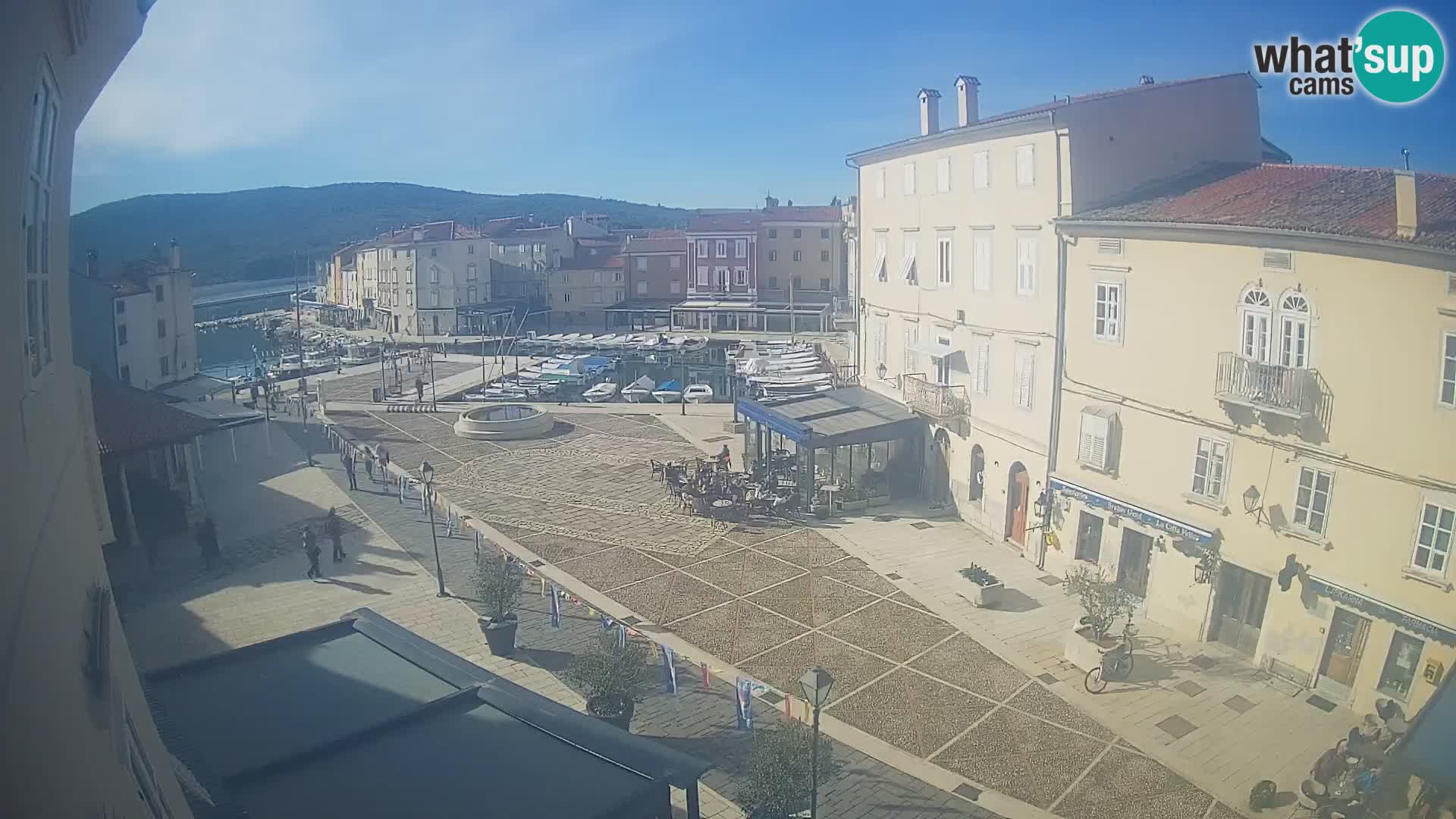 V ŽIVO spletna kamera Cres mesto – glavni trg in “mandrač” – otok Cres – Hrvaška