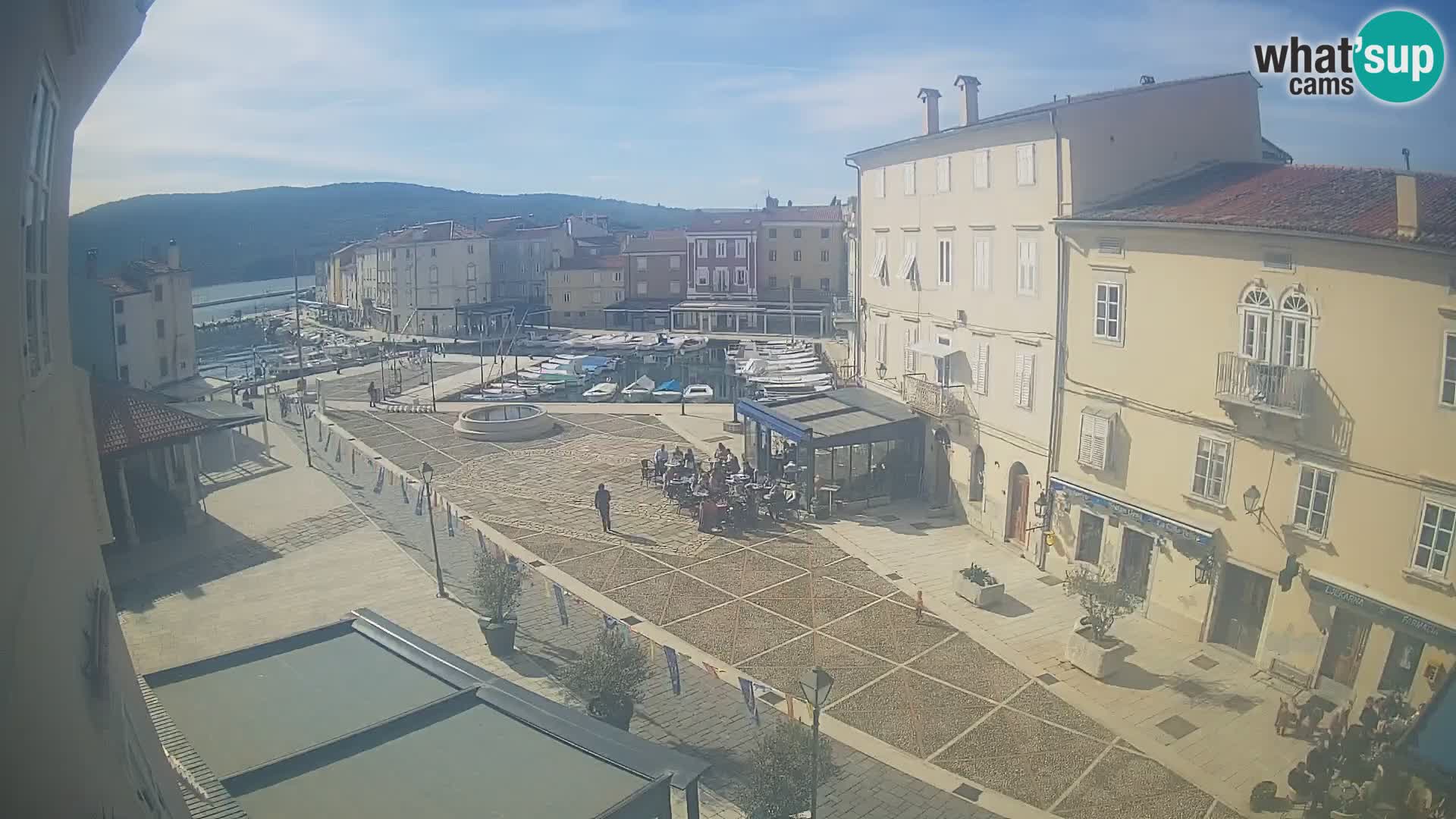 Web kamera Grad Cres – glavni trg i “mandrač” – otok Cres