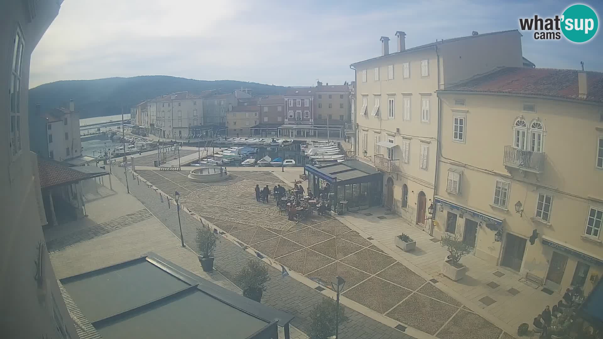LIVE cam Cres city – place principale et « mandrač » – île de Cres – Croatie