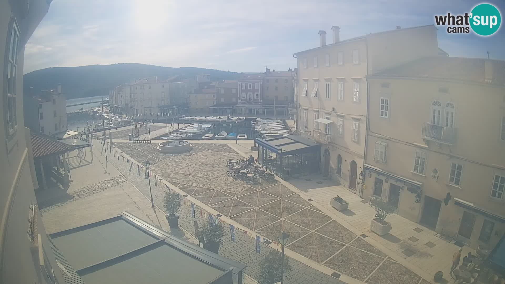 Web kamera Grad Cres – glavni trg i “mandrač” – otok Cres