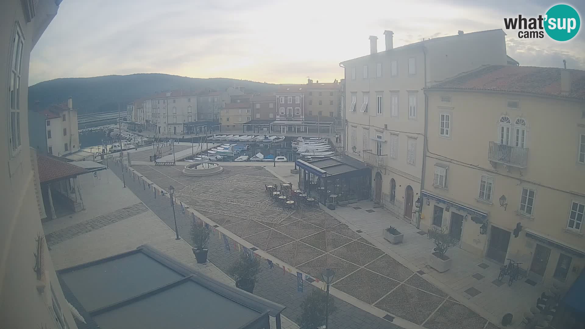 Web kamera Grad Cres – glavni trg i “mandrač” – otok Cres