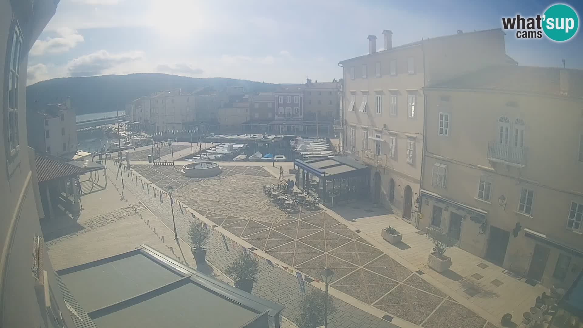 Cámara en vivo ciudad de Cres – plaza principal y “mandrač” – isla de Cres – Croacia