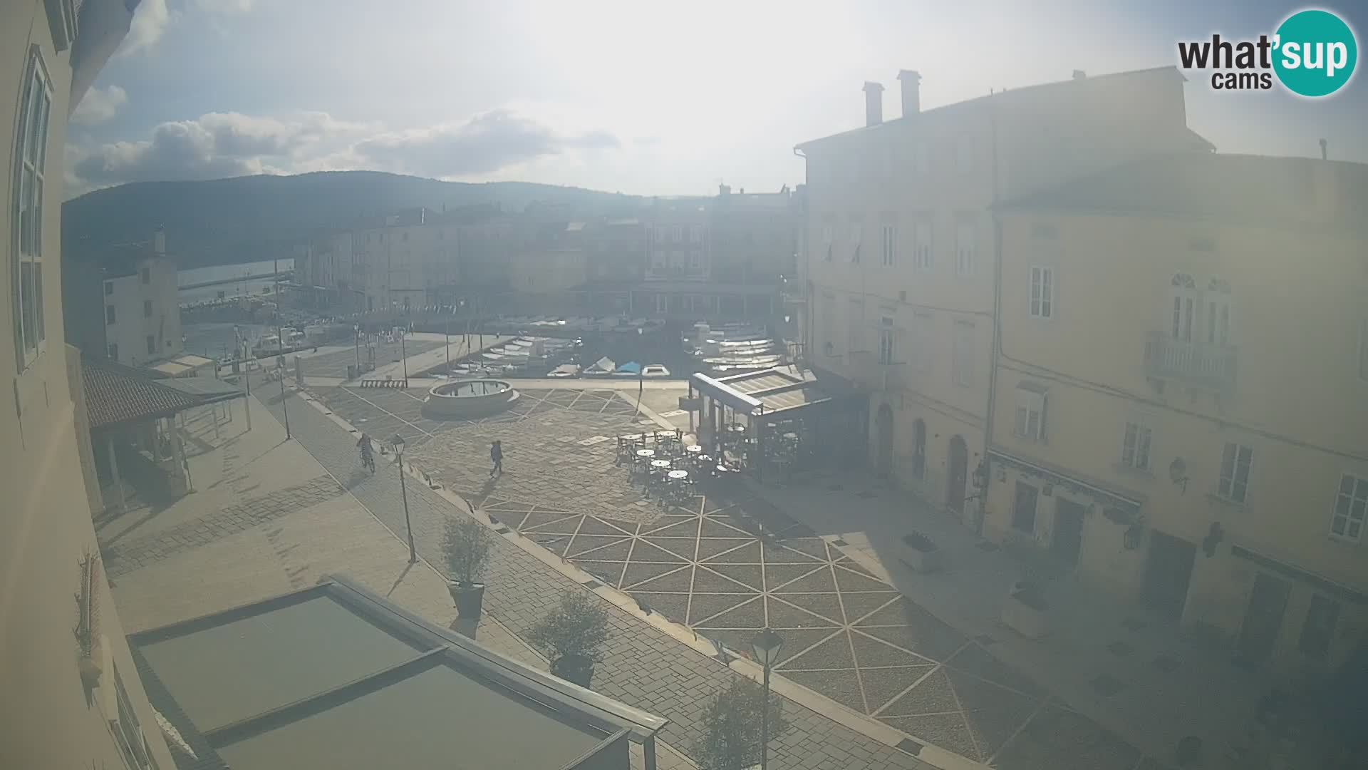 Cámara en vivo ciudad de Cres – plaza principal y “mandrač” – isla de Cres – Croacia