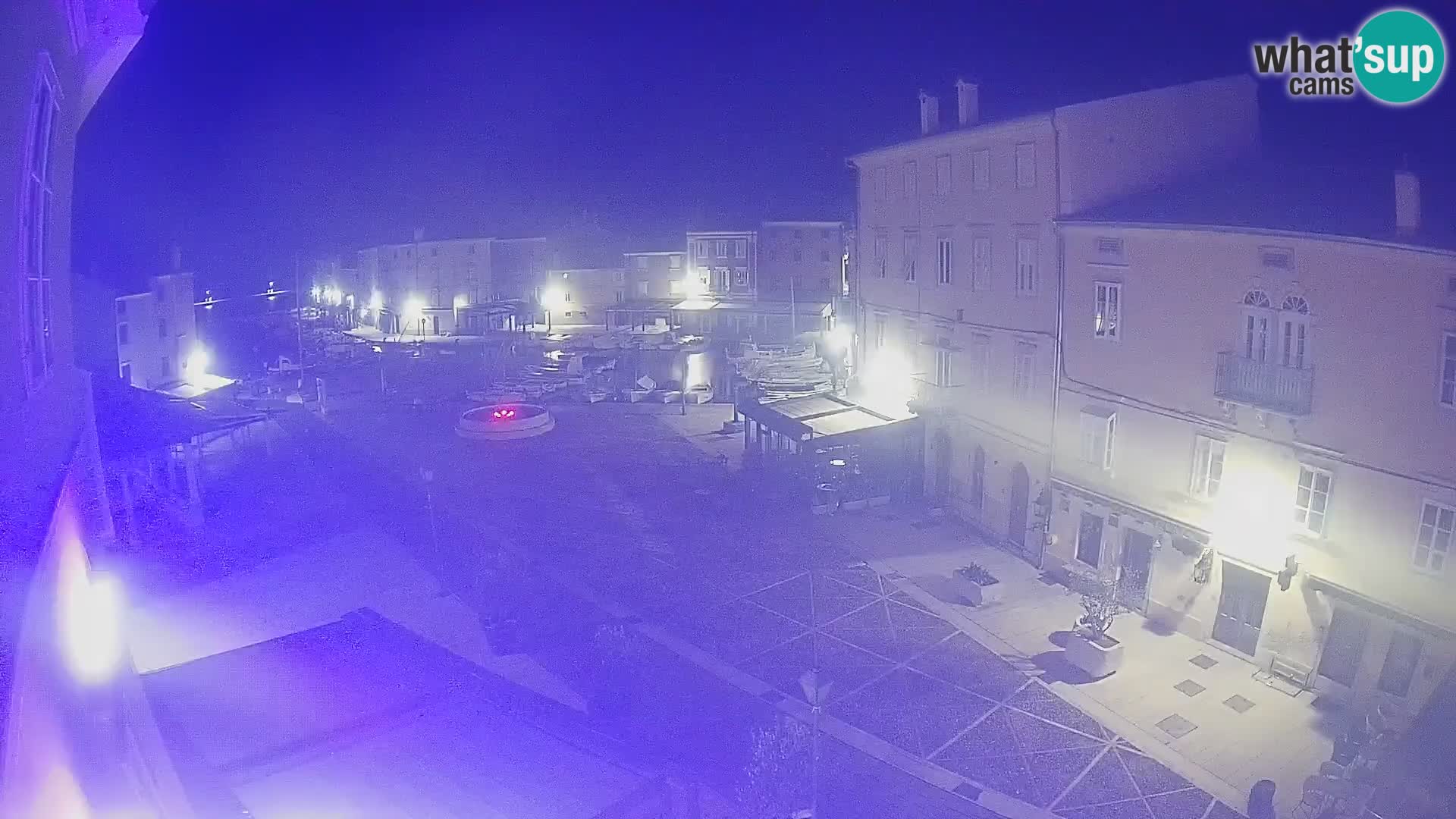 Cámara en vivo ciudad de Cres – plaza principal y “mandrač” – isla de Cres – Croacia