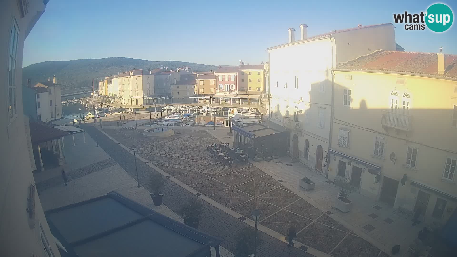 V ŽIVO spletna kamera Cres mesto – glavni trg in “mandrač” – otok Cres – Hrvaška