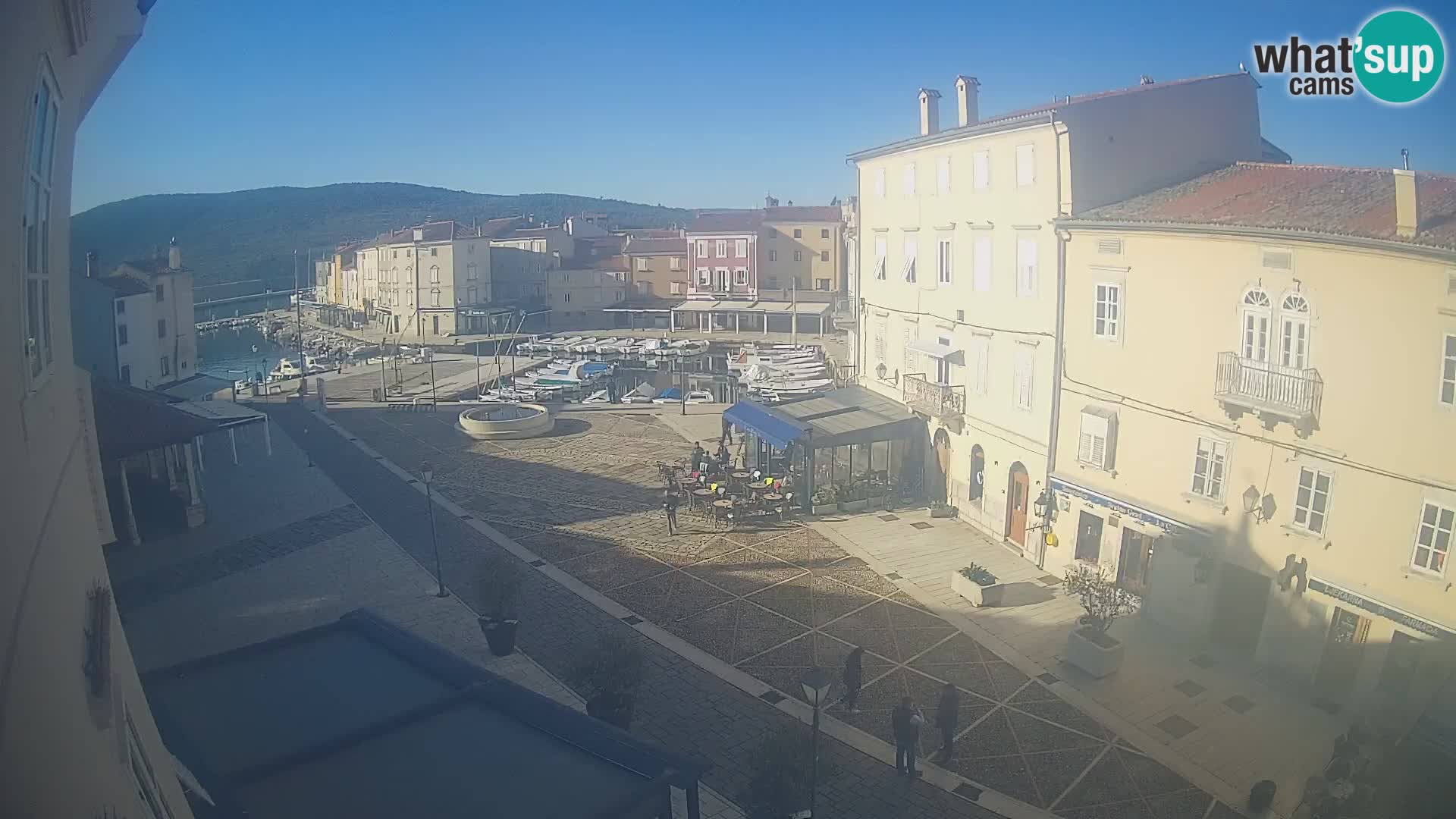 LIVE cam Cres città – piazza principale e “mandrač” – isola di Cherso – Croazia