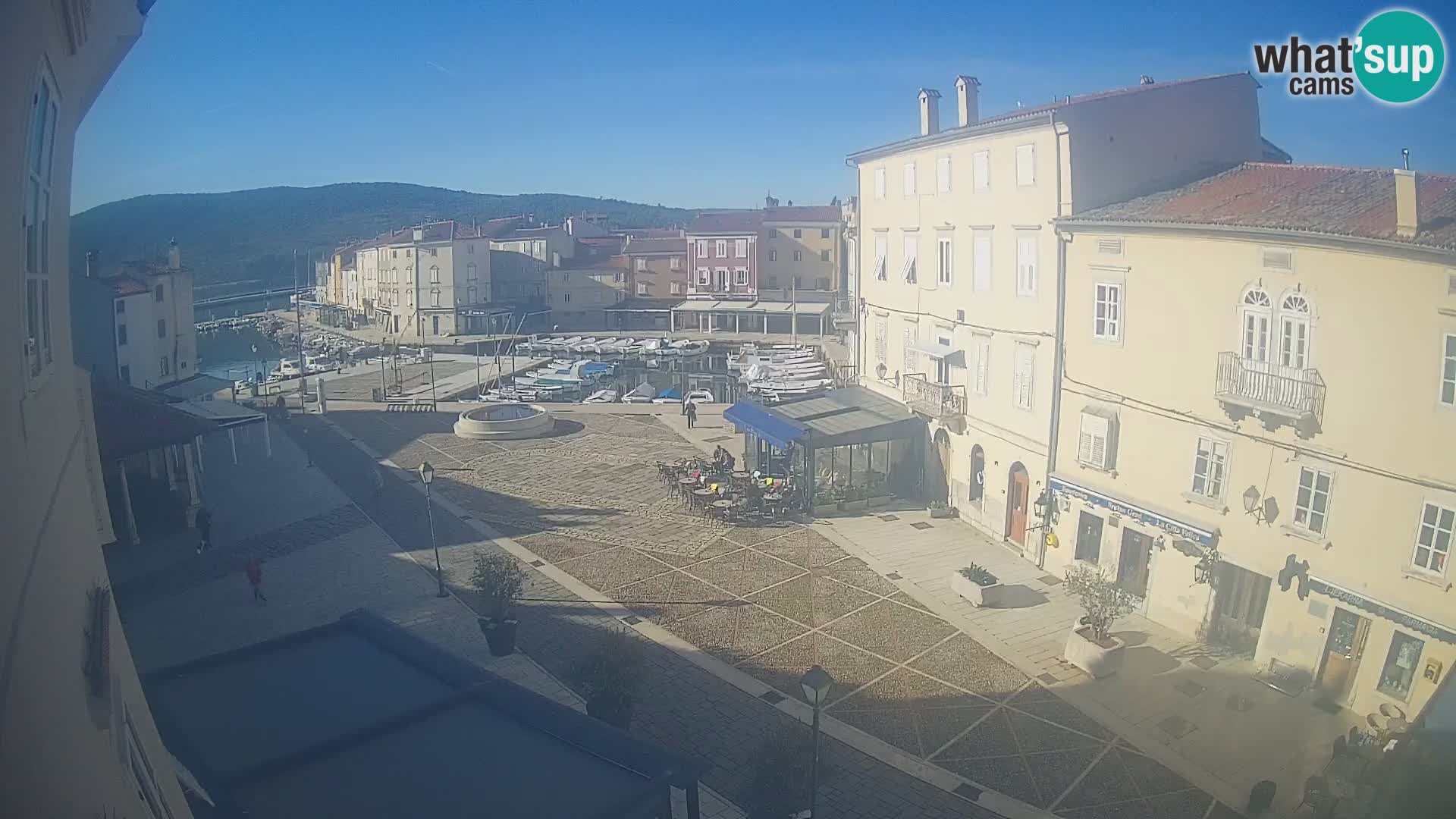 Kamera v ŽIVO Cres mesto – glavni trg in “mandrač” – otok Cres – Hrvaška