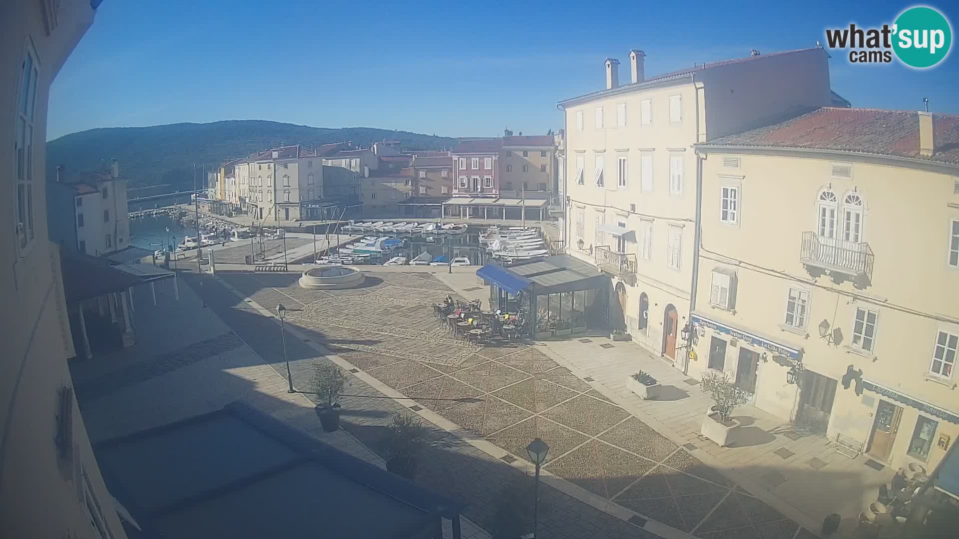 LIVE cam Cres città – piazza principale e “mandrač” – isola di Cherso – Croazia
