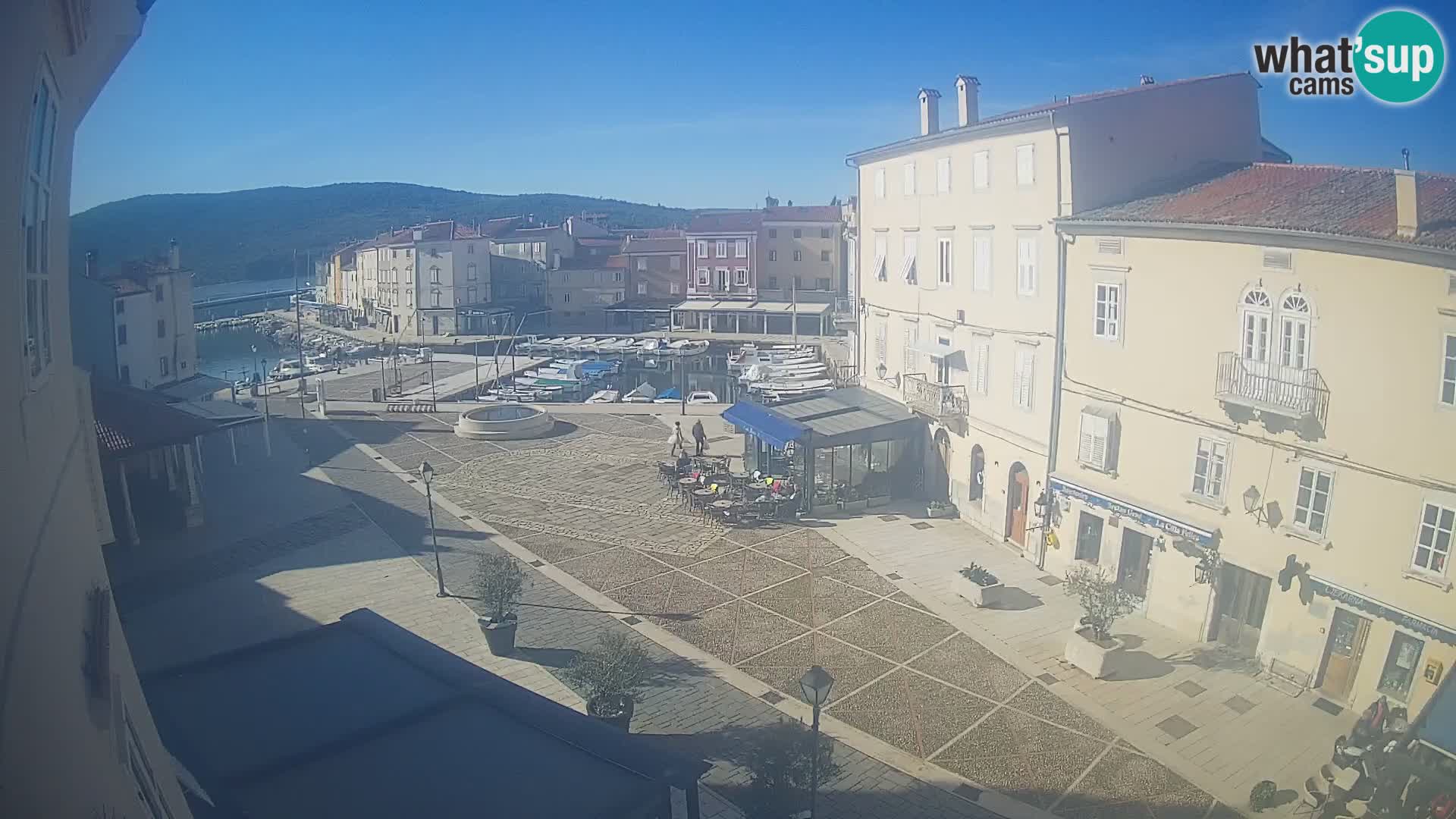 Cámara en vivo ciudad de Cres – plaza principal y “mandrač” – isla de Cres – Croacia
