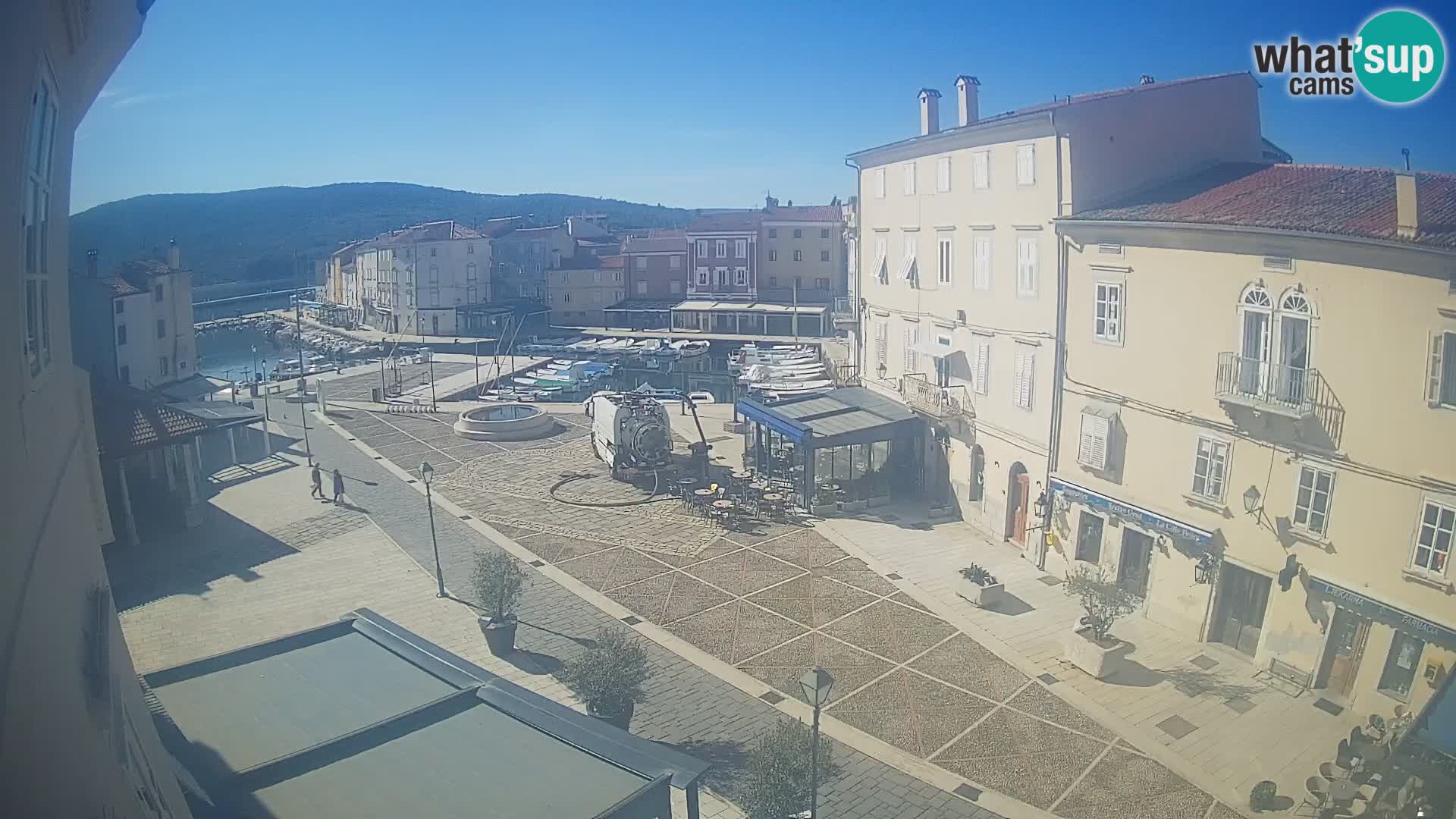 LIVE cam Cres città – piazza principale e “mandrač” – isola di Cherso – Croazia